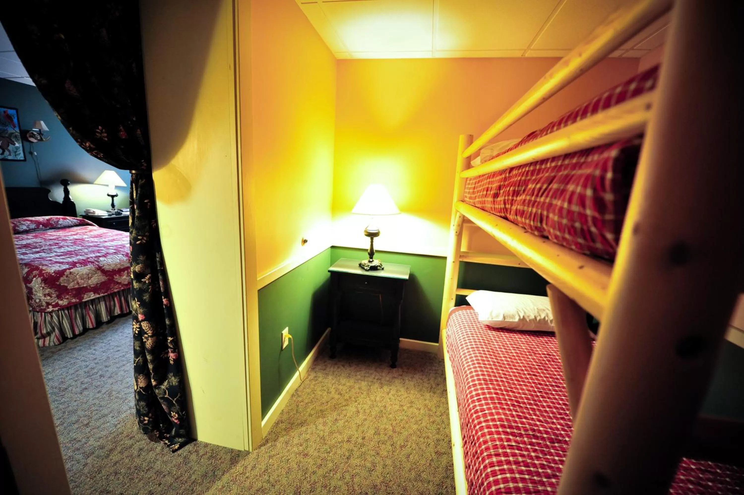 Bed in The Common Man Inn, Spa & Lodge