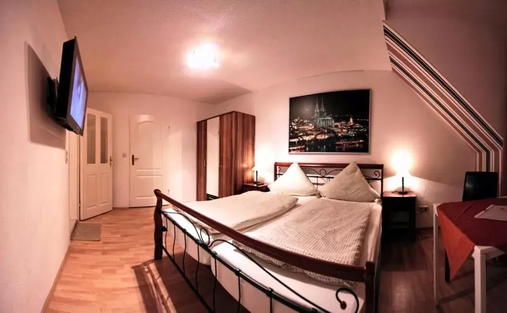 Double Room - single occupancy in Balthasar Neumann Speiserei & Gästehaus - Zentrum Brühl - Double Room - single occupancy in Balthasar Neumann Speiserei & Gästehaus - Zentrum Brühl -