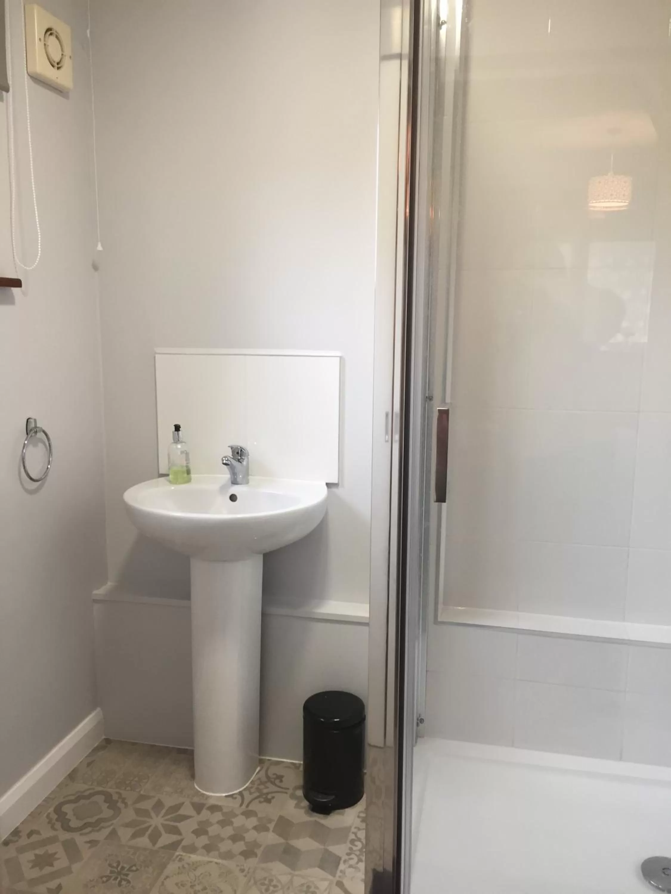 Bathroom in Blyth Lodge B&B