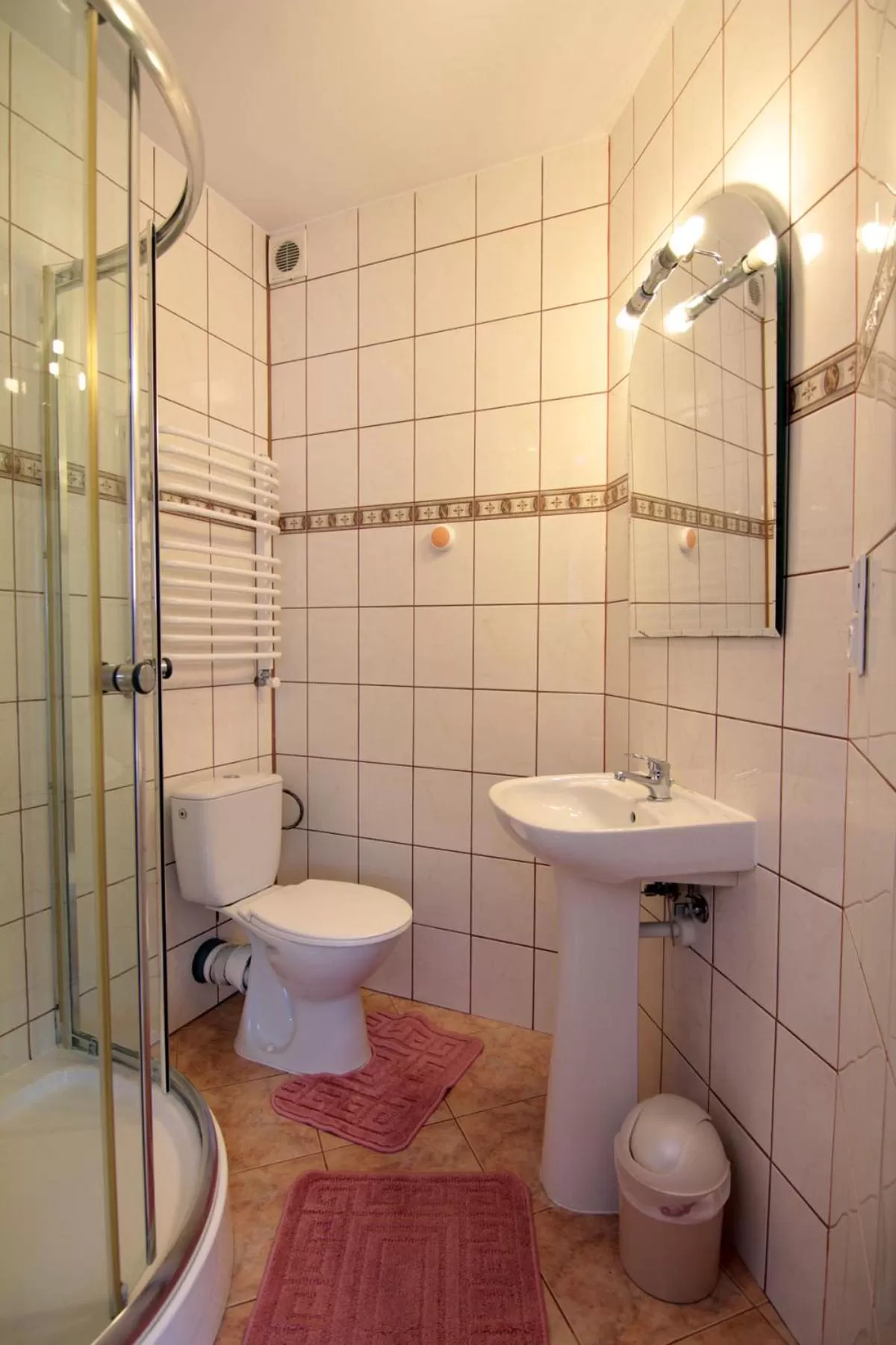 Shower, Bathroom in POKOJE GOŚCINNE WILCZNIK 12