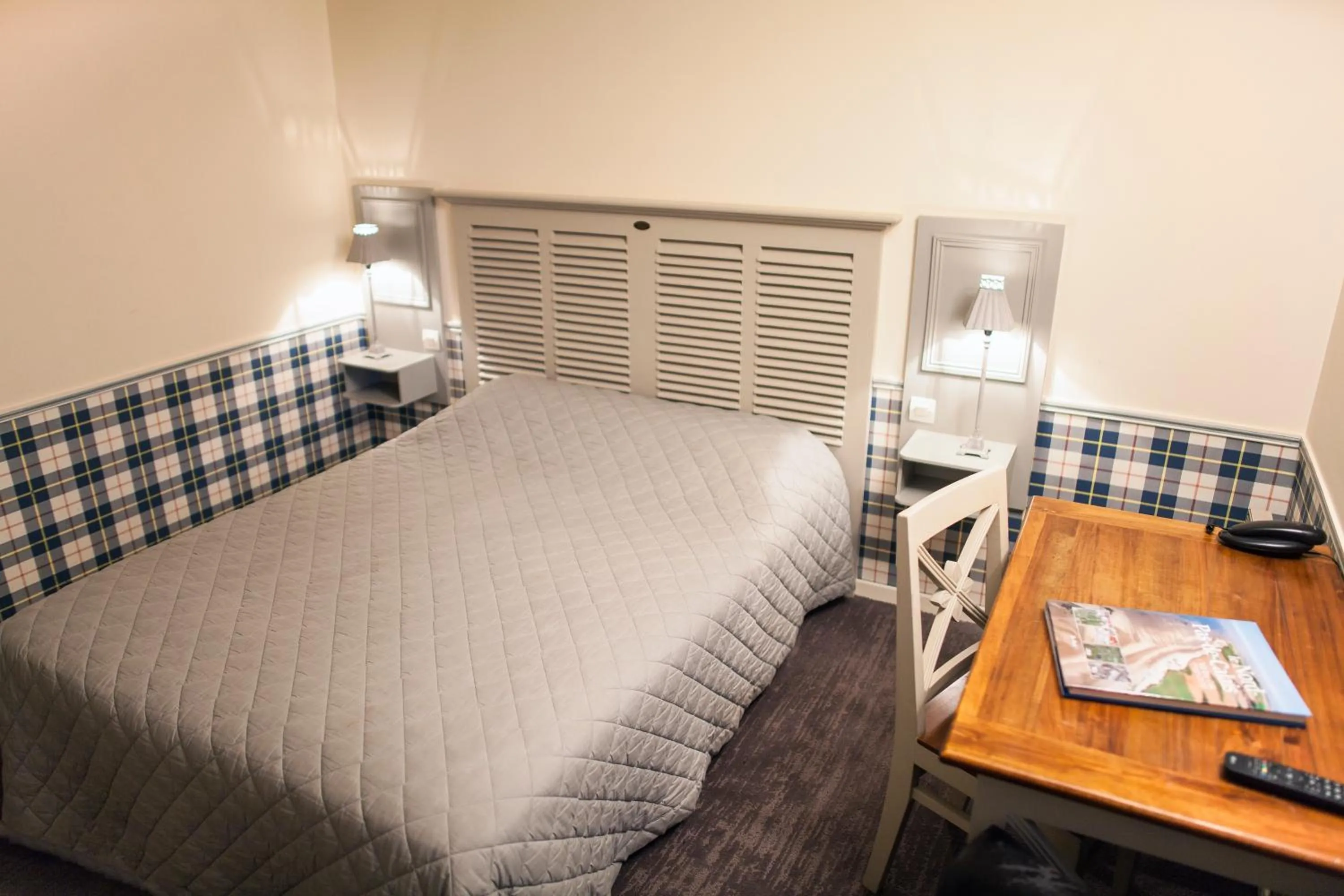 Photo of the whole room, Bed in The Originals City, Le Cottage Hôtel, Bruay-la-Buissière