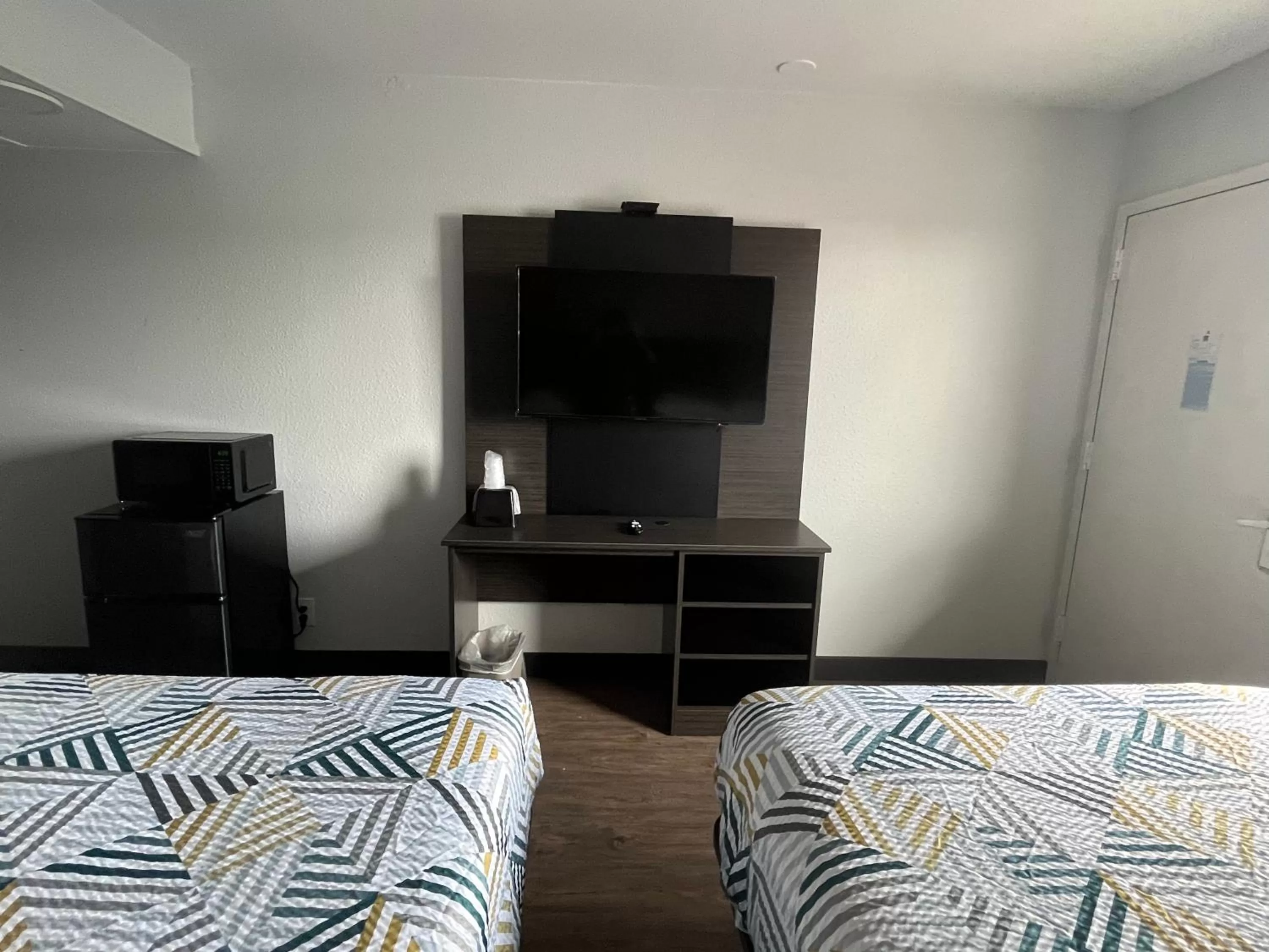 Bed in Motel 6-Wichita, KS - AIRPORT