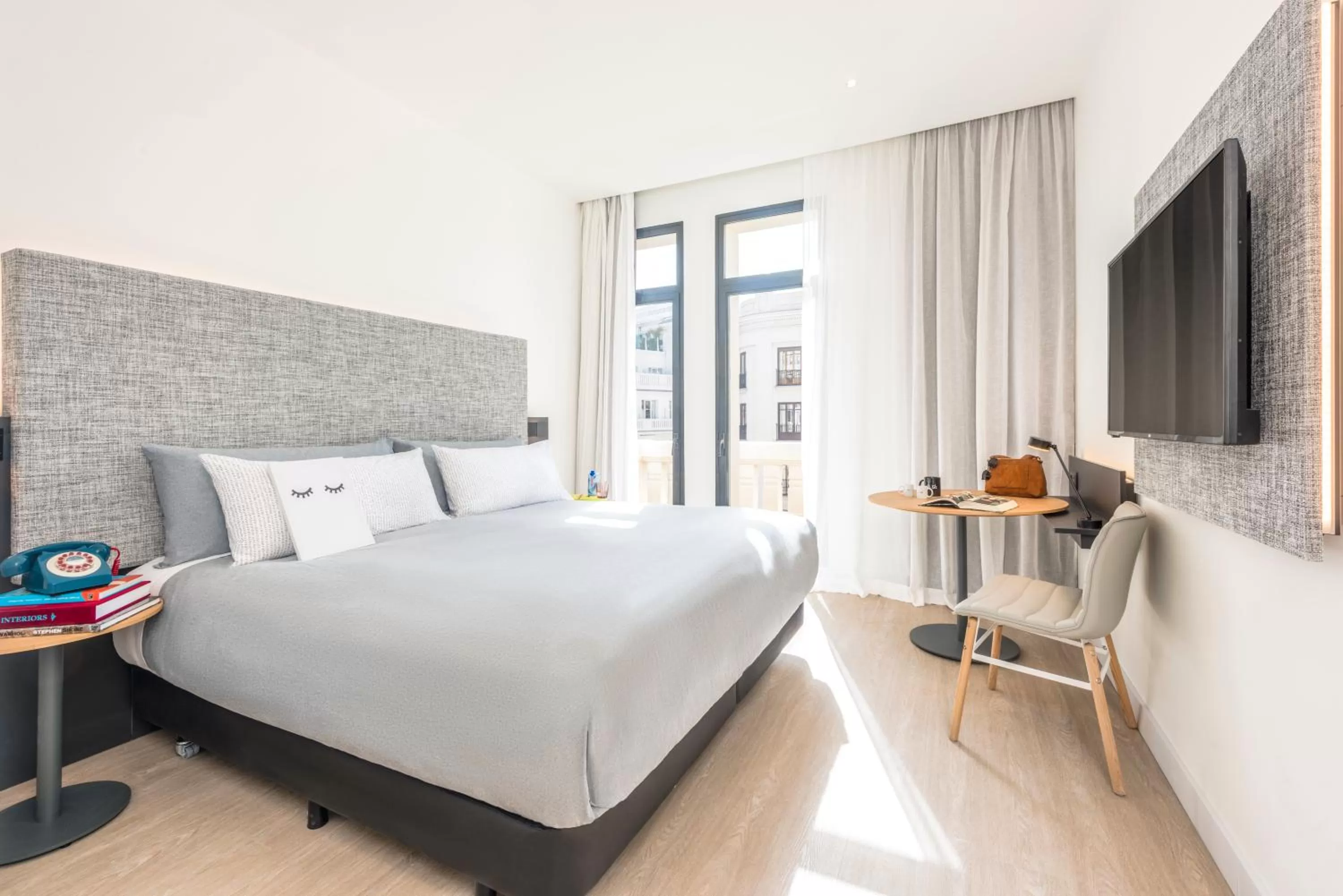 Guests, Bed in INNSIDE by Meliá Madrid Gran Vía