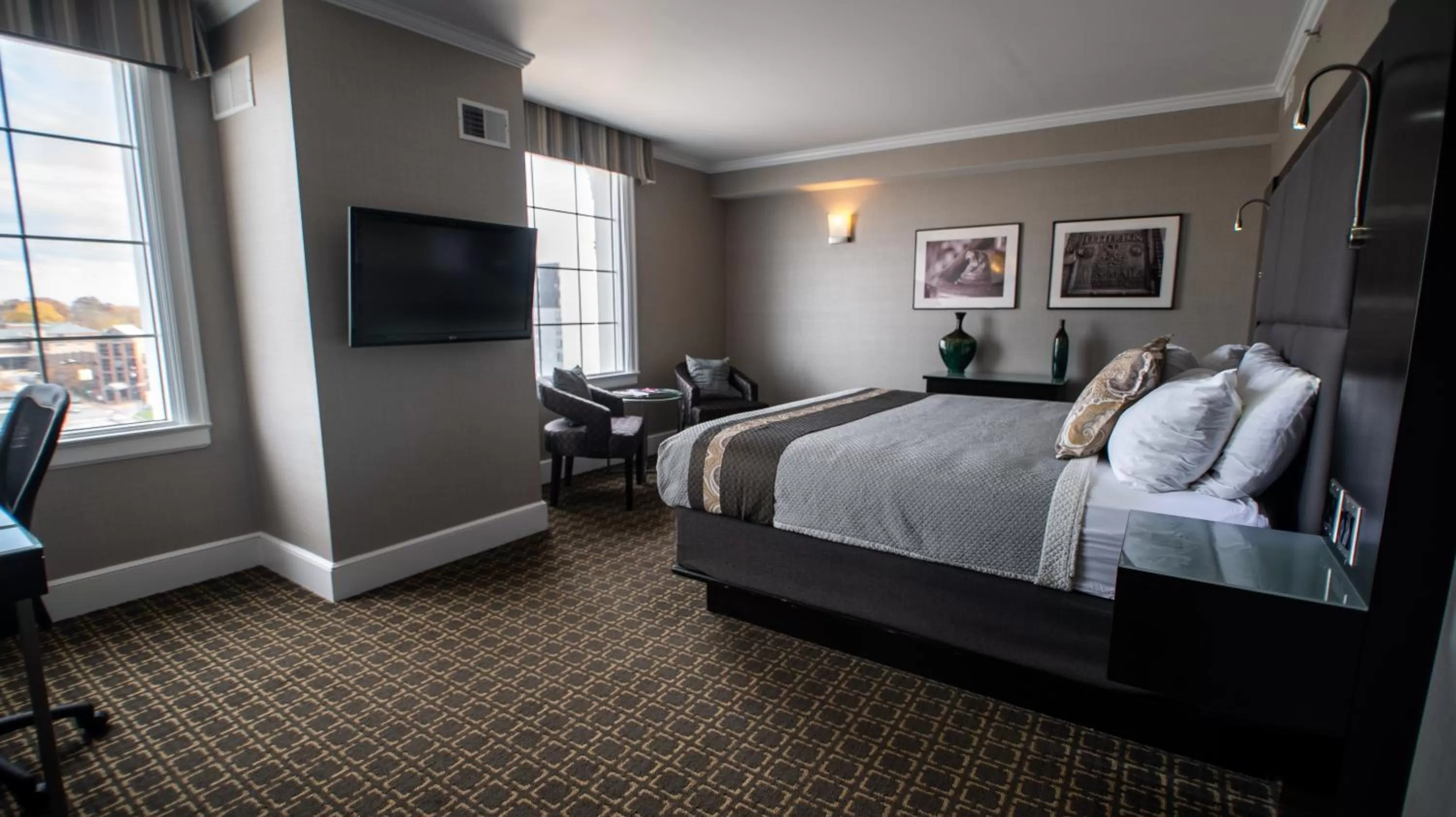 Photo of the whole room, Bed in voco The Tiger Hotel, Columbia, MO by IHG