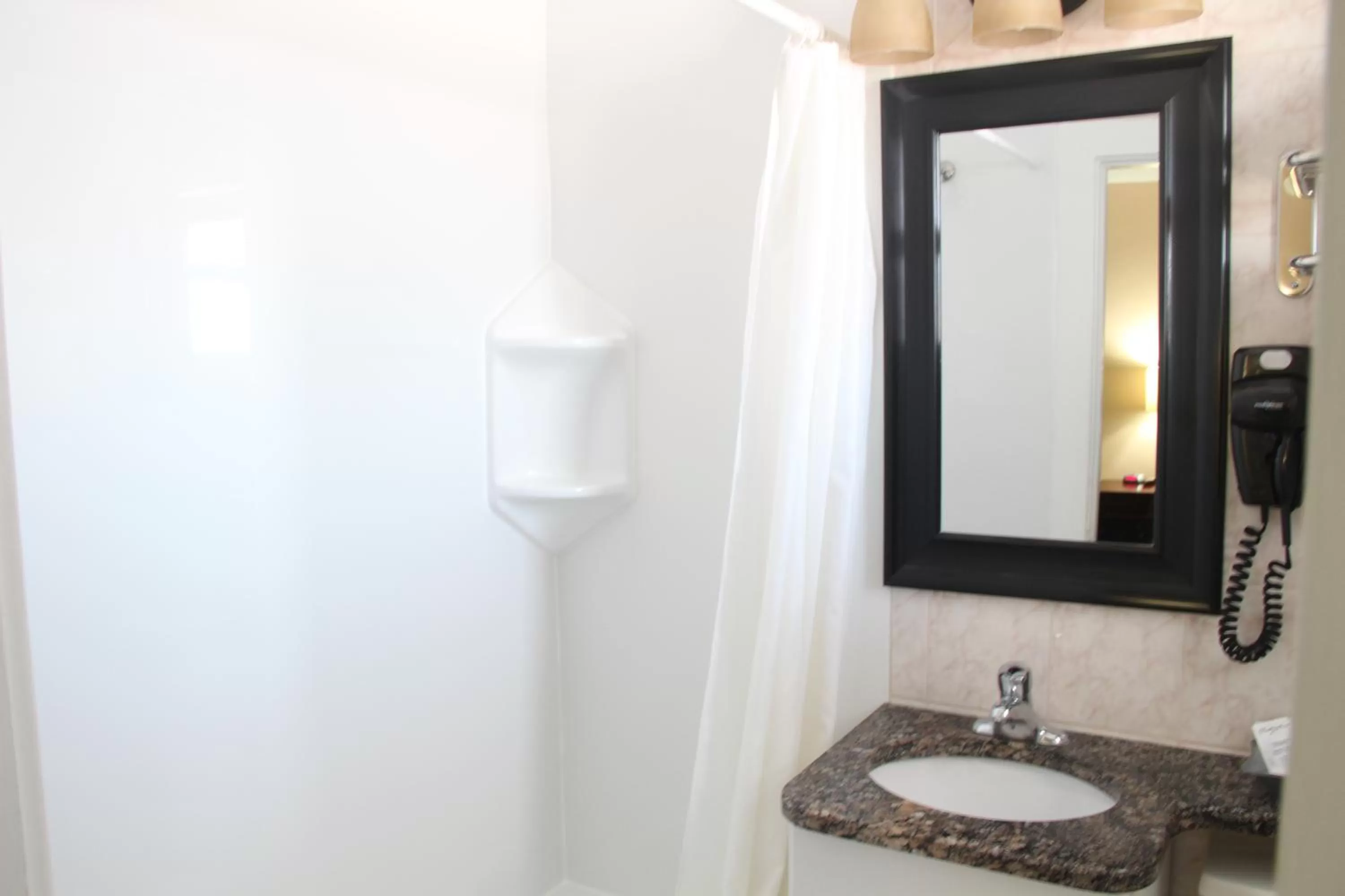 Perth Plaza Inn & Suites