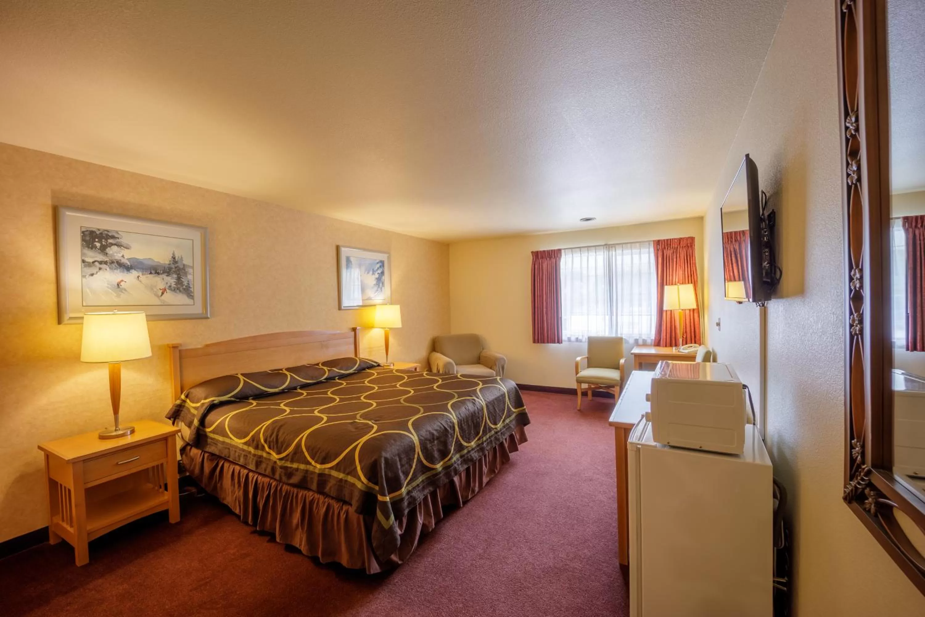 Photo of the whole room, Bed in The Summit Inn