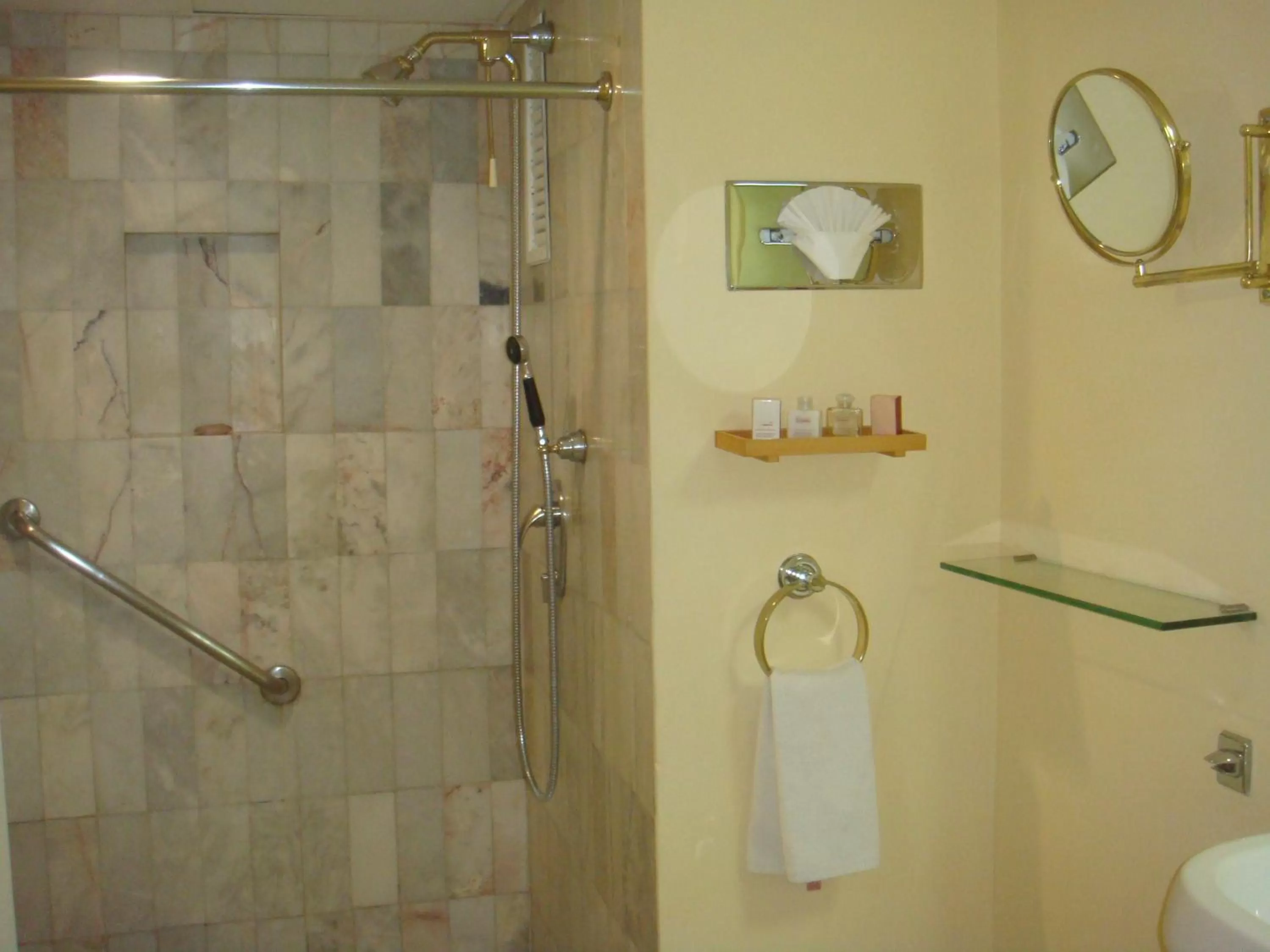 Bathroom in Mision Monterrey Centro Historico