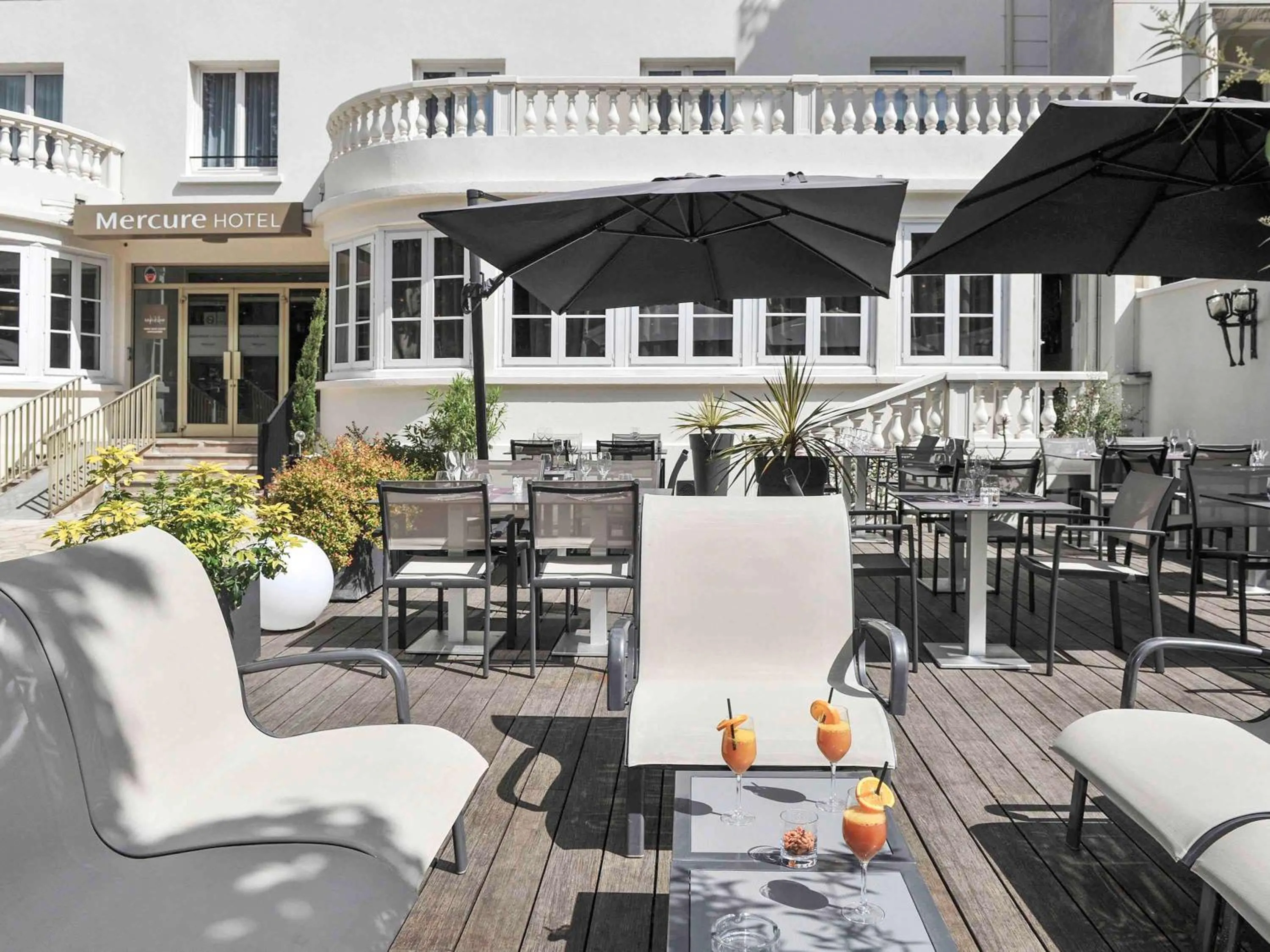 Lounge or bar in Mercure Paris Saint Cloud Hippodrome