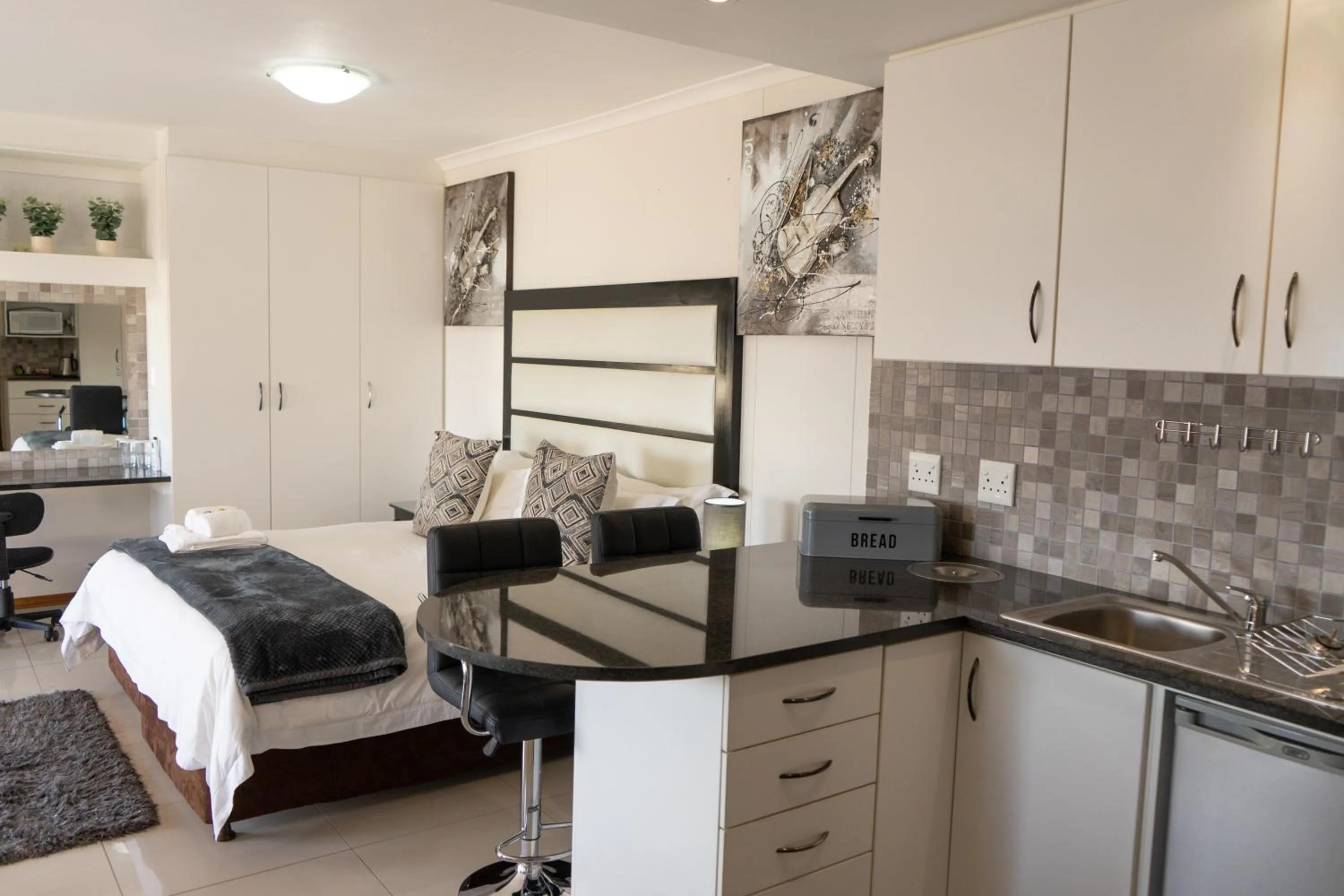 Bed in Bar-t-nique Guest House