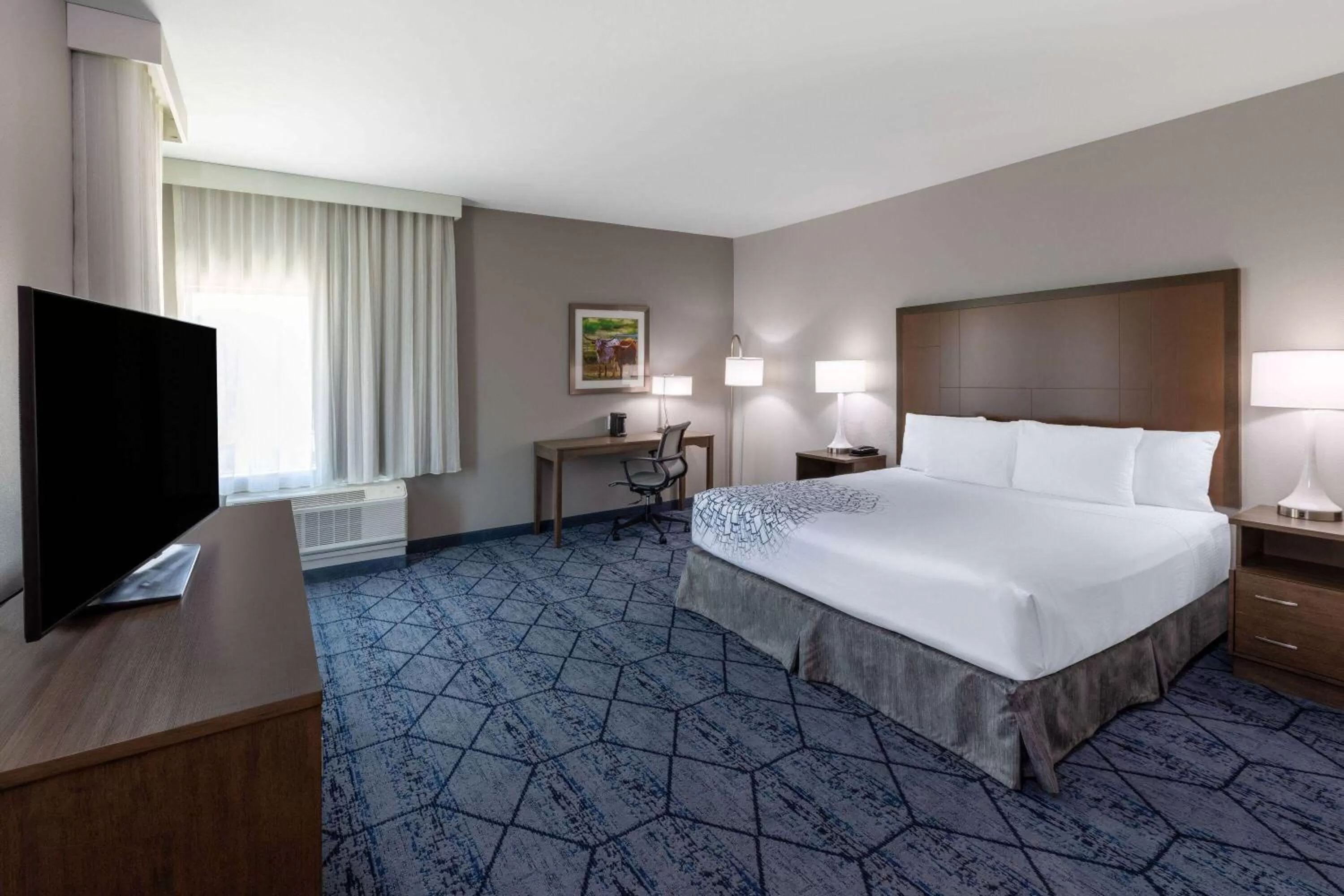 Photo of the whole room, Bed in La Quinta Inn & Suites by Wyndham Round Rock near Kalahari