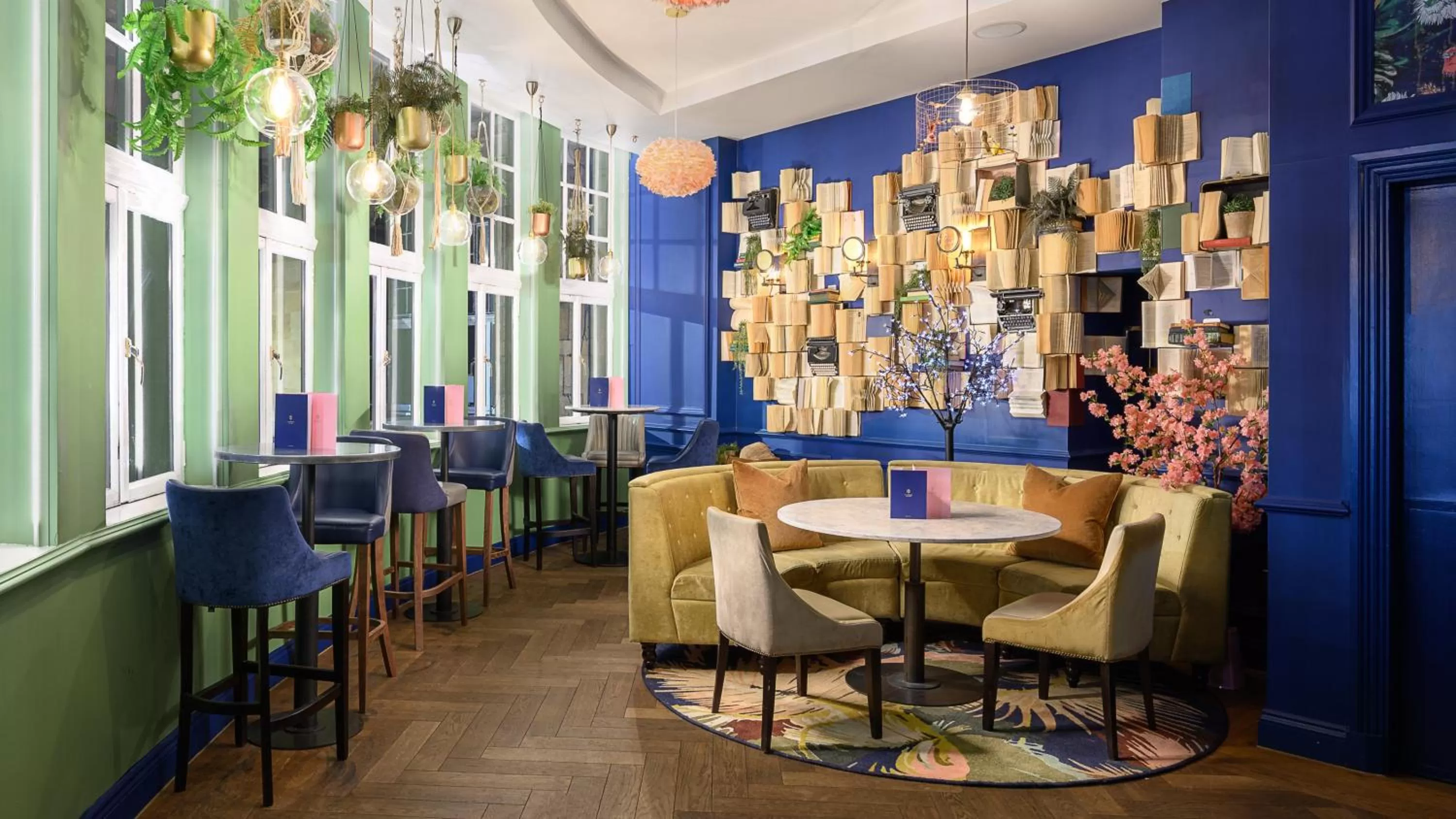 Lounge or bar in voco Grand Central Glasgow by IHG