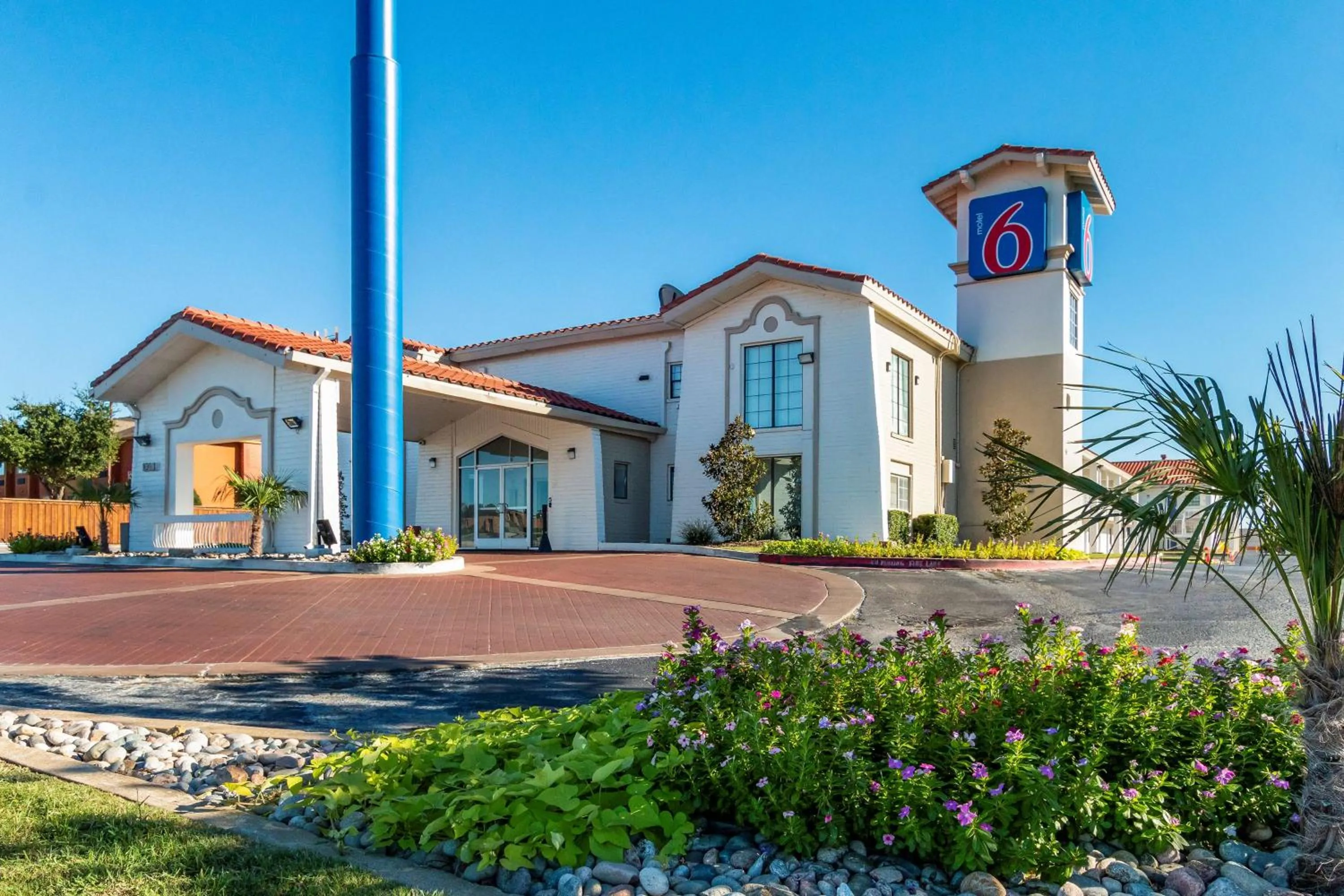 Property building in Motel 6-Euless, TX - DFW West