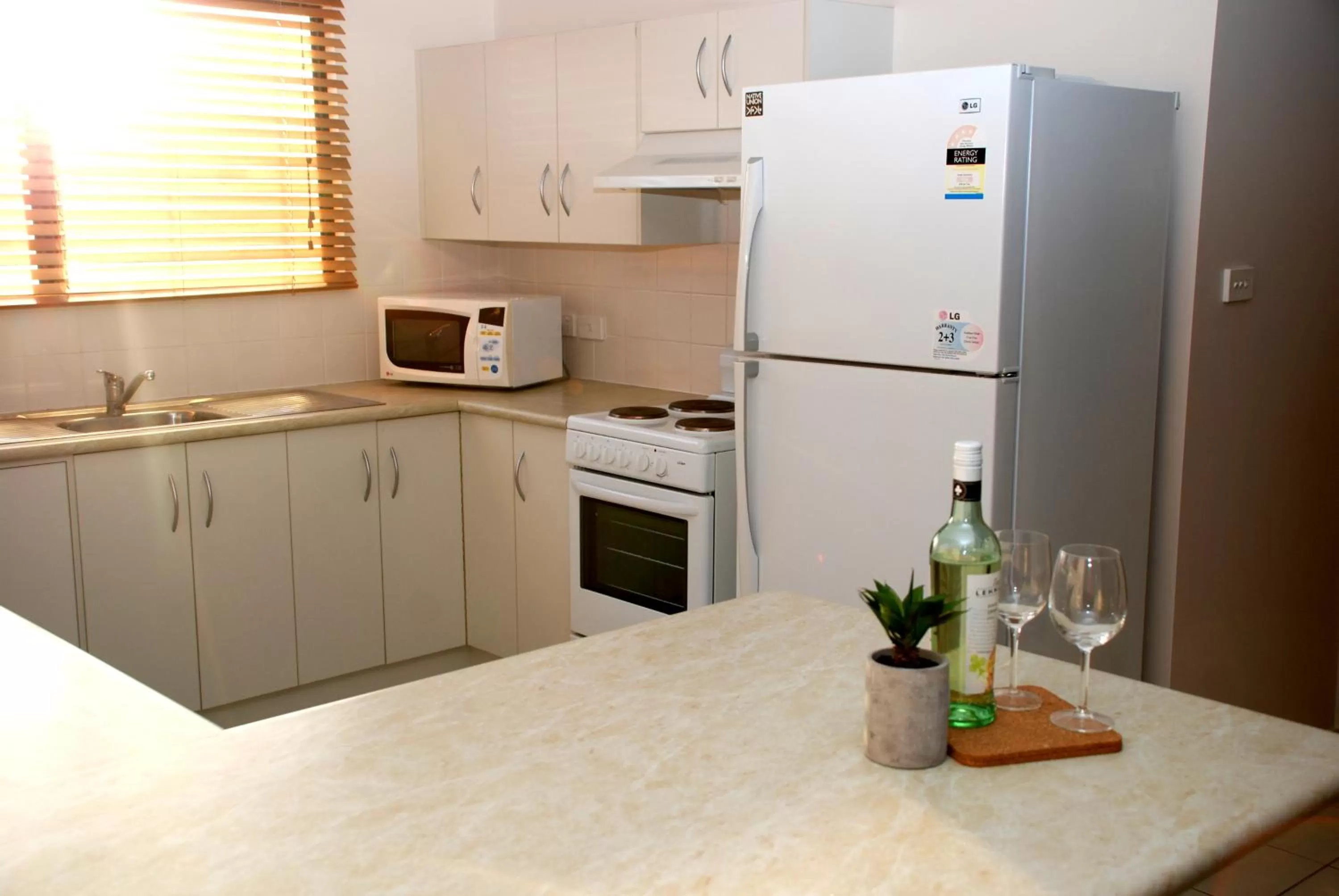 Kitchen or kitchenette in Amberoo Apartments Tamworth