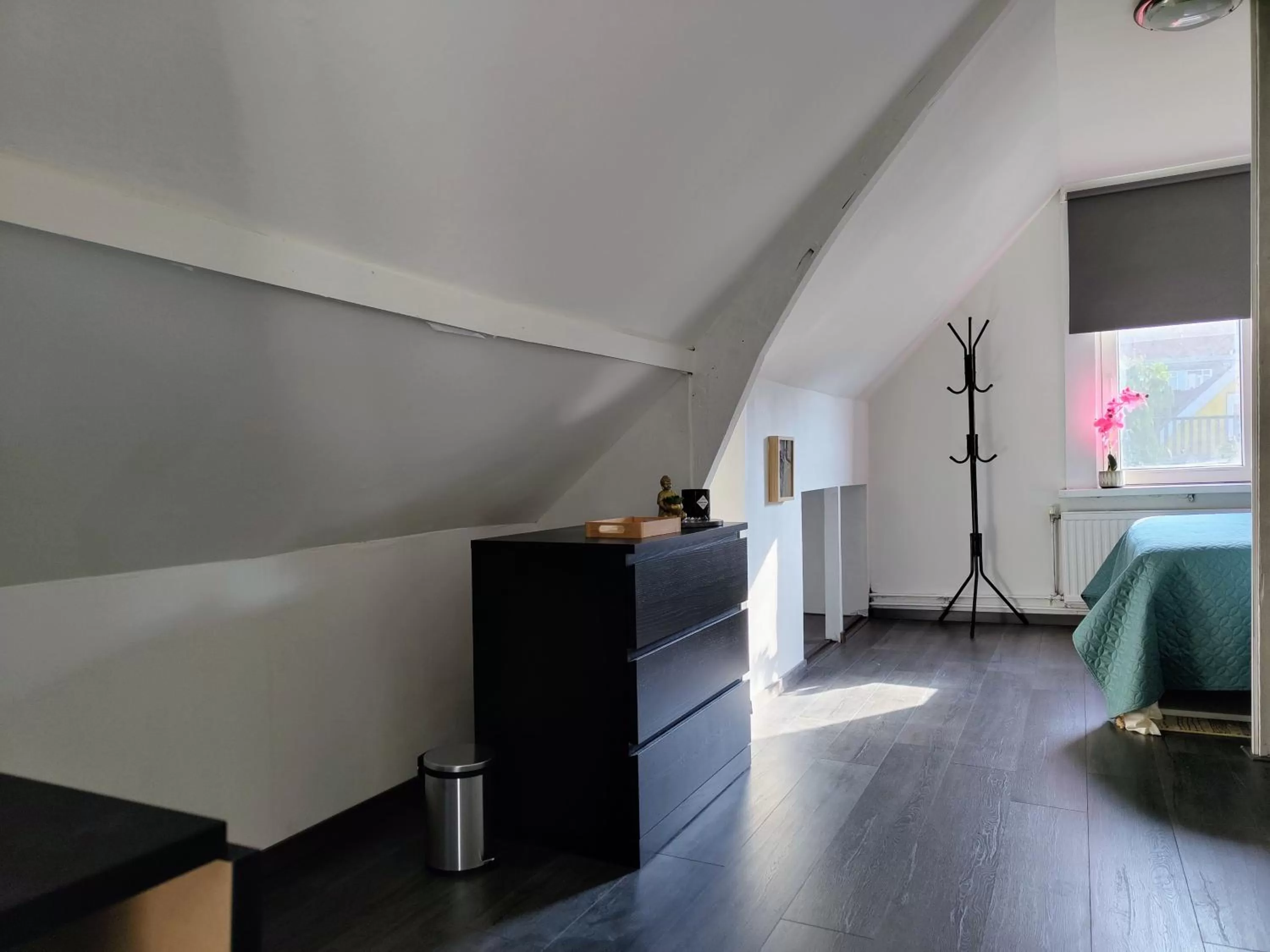 Bedroom, TV/Entertainment Center in The Diesel Bed and Breakfast