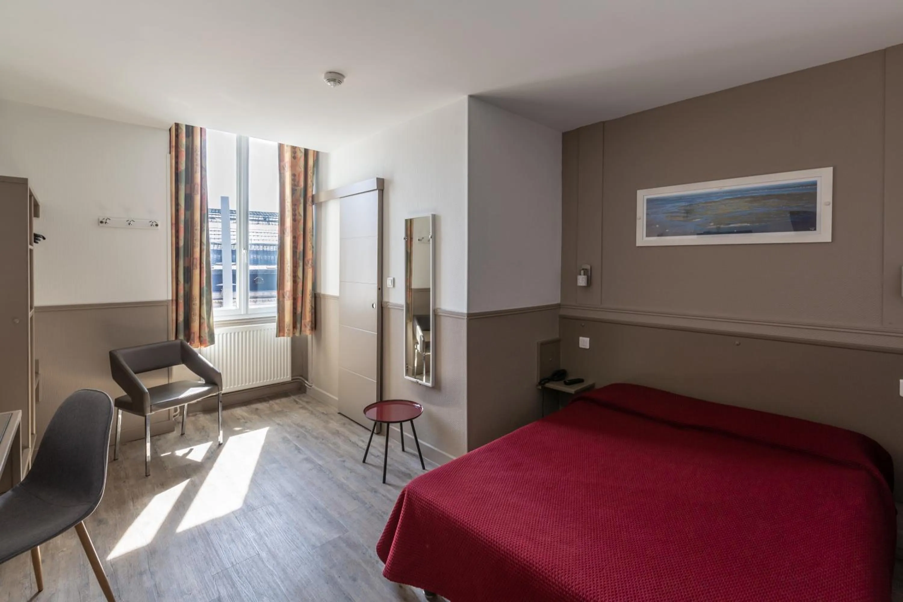 Bedroom, Bed in Cit'Hotel Le Regina Bordeaux Gare Saint-Jean