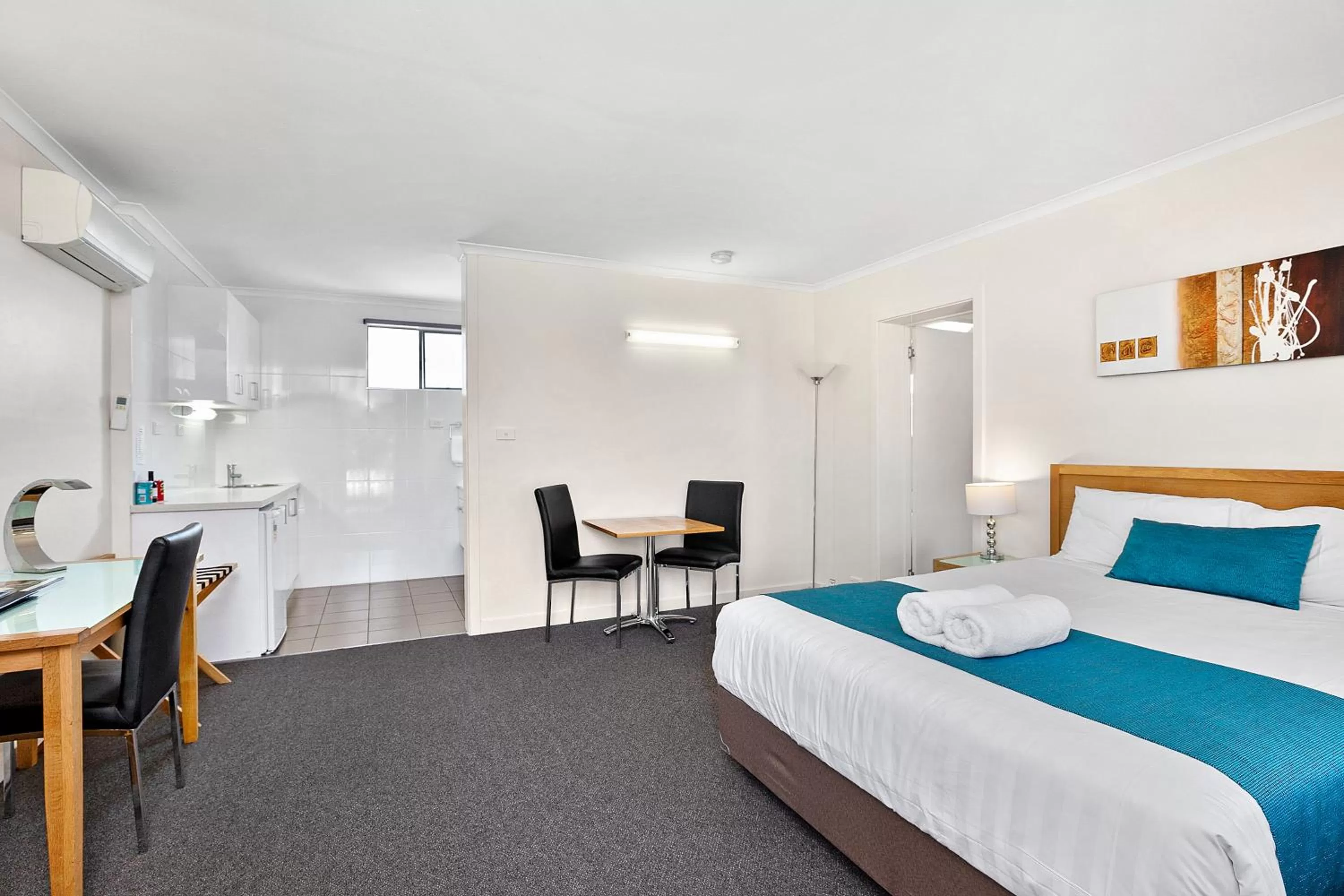 Dining area, Bed in Thunderbird Motel Yass