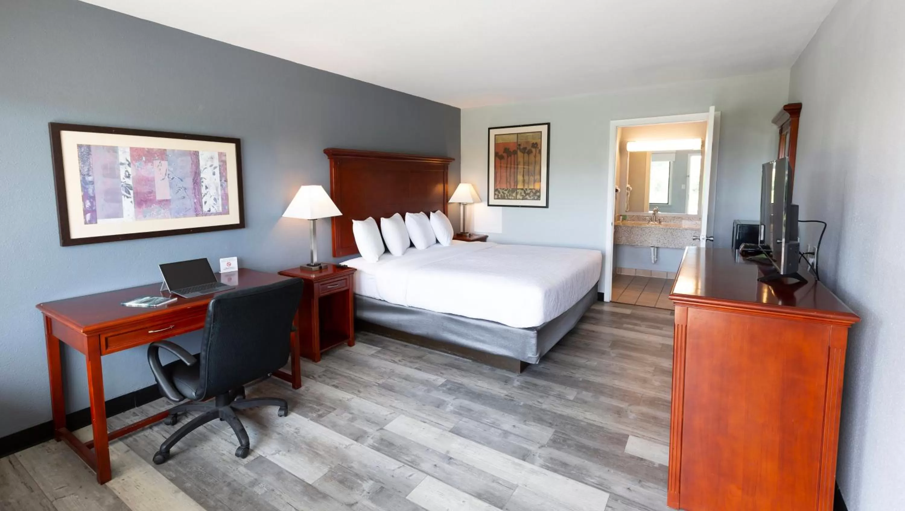 Bedroom, Bed in Sunrise Inn Williamstown