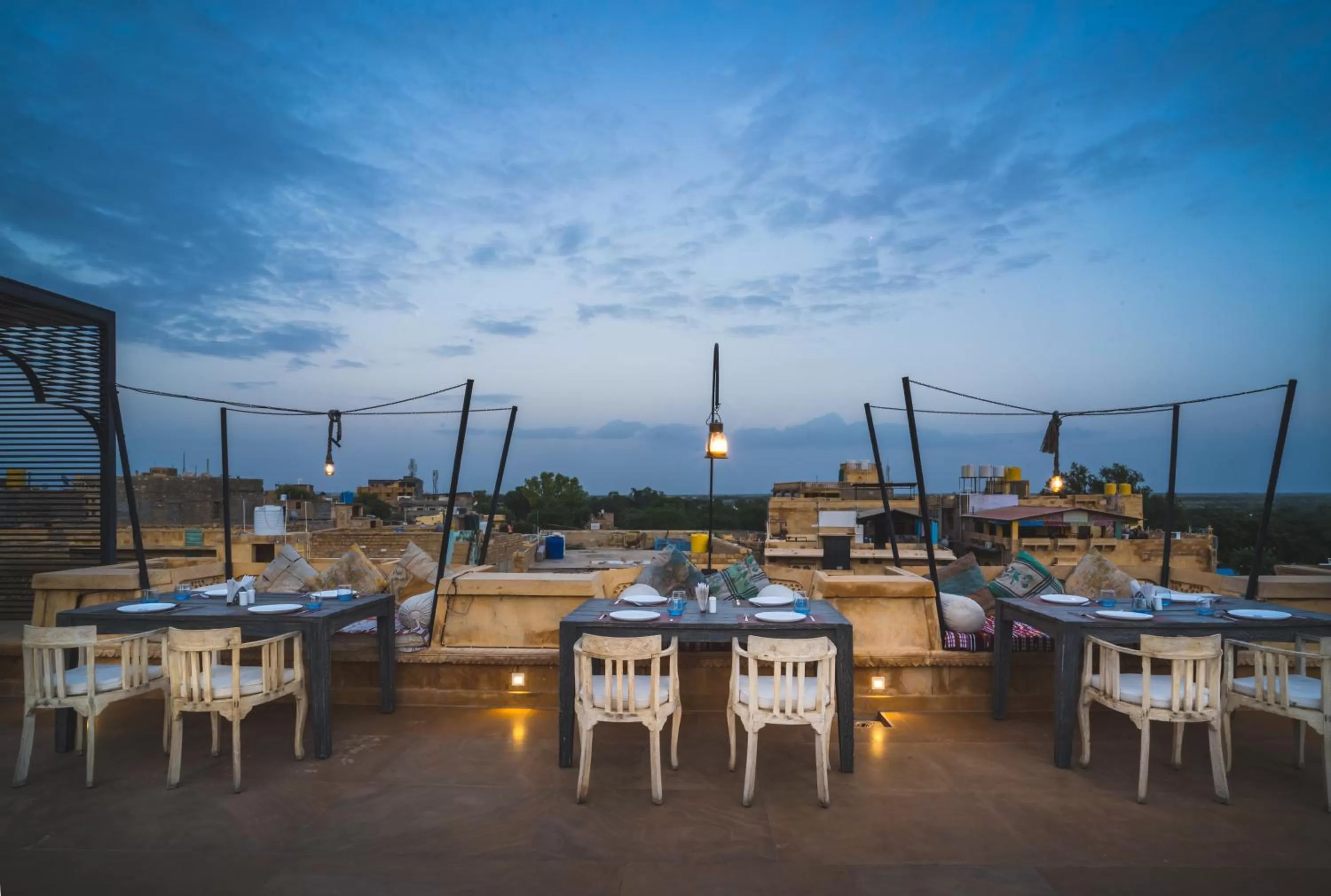 Restaurant/places to eat in Hotel Grand Khalifa