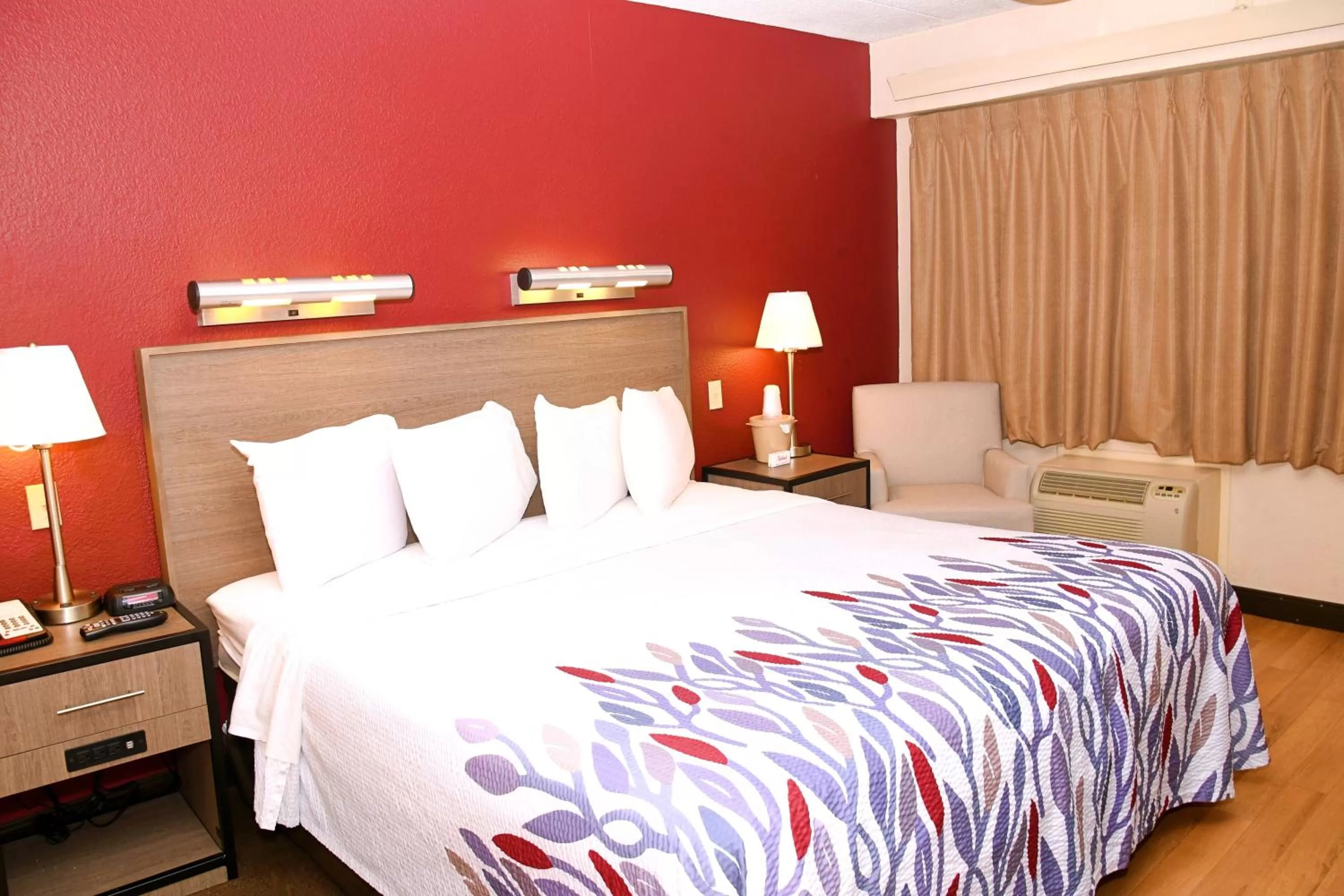 Bedroom, Bed in Red Roof Inn Richmond South