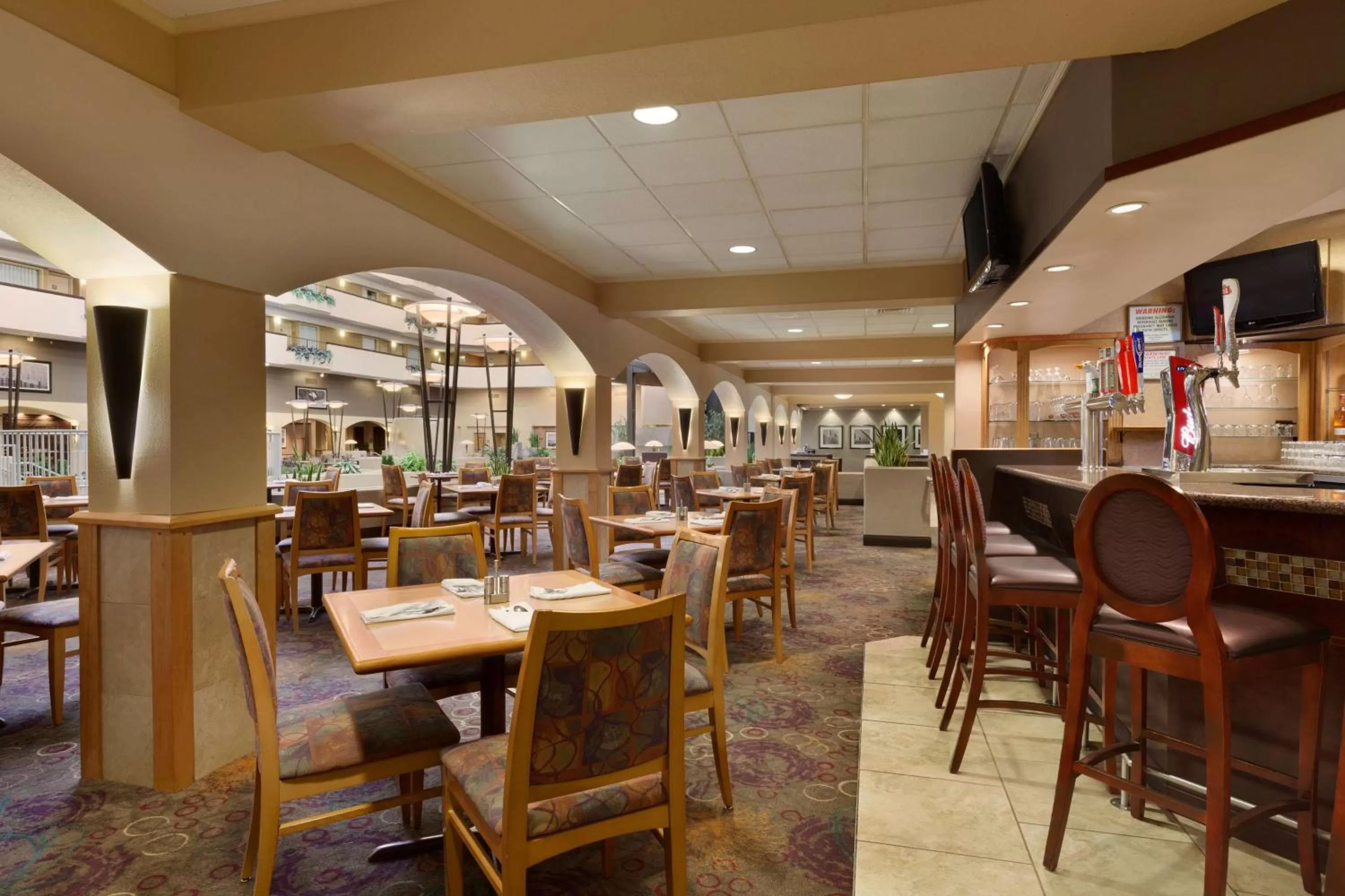 Restaurant/places to eat in Embassy Suites by Hilton Kansas City International Airport
