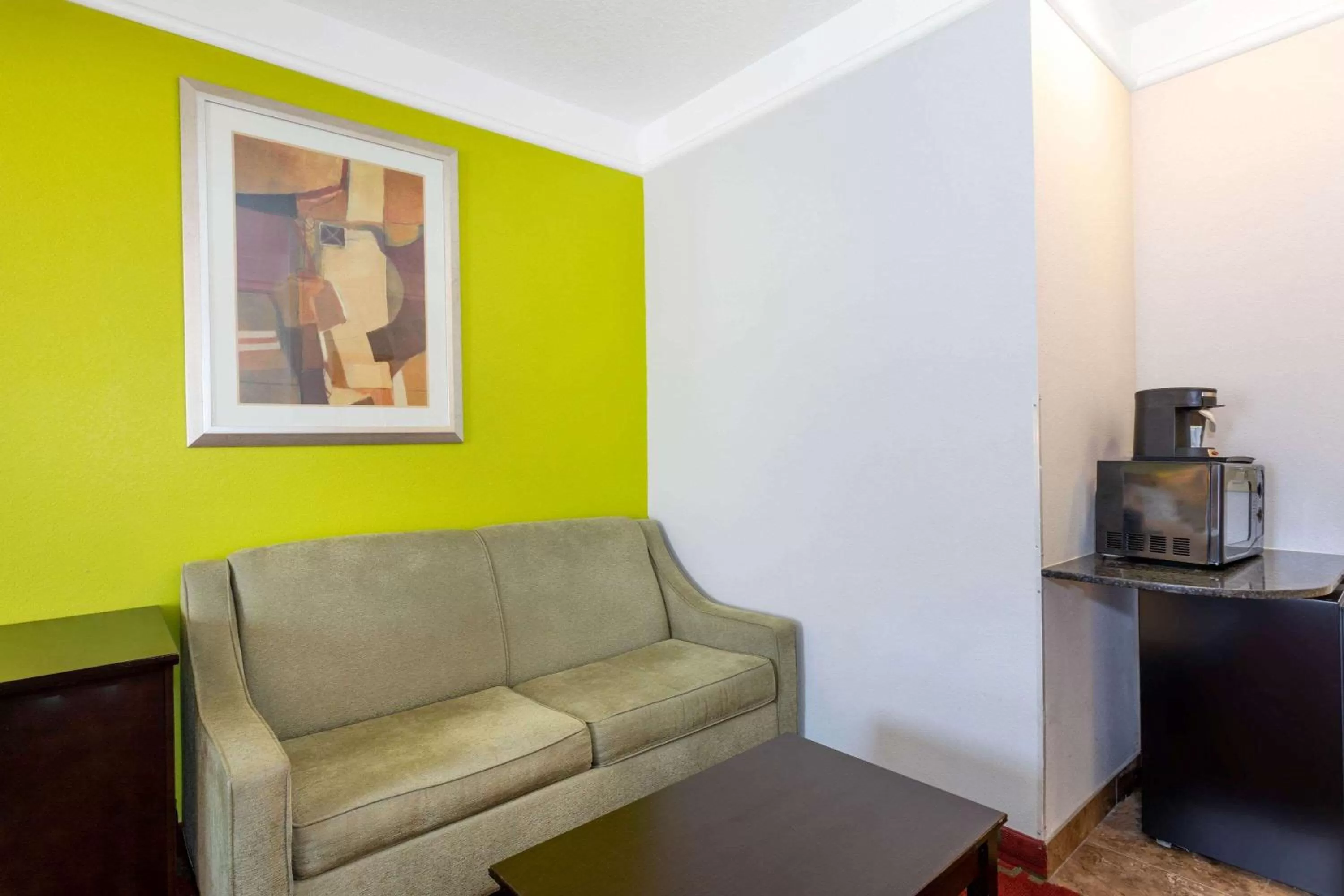 Photo of the whole room, Seating Area in La Quinta Inn & Suites by Wyndham St. Augustine