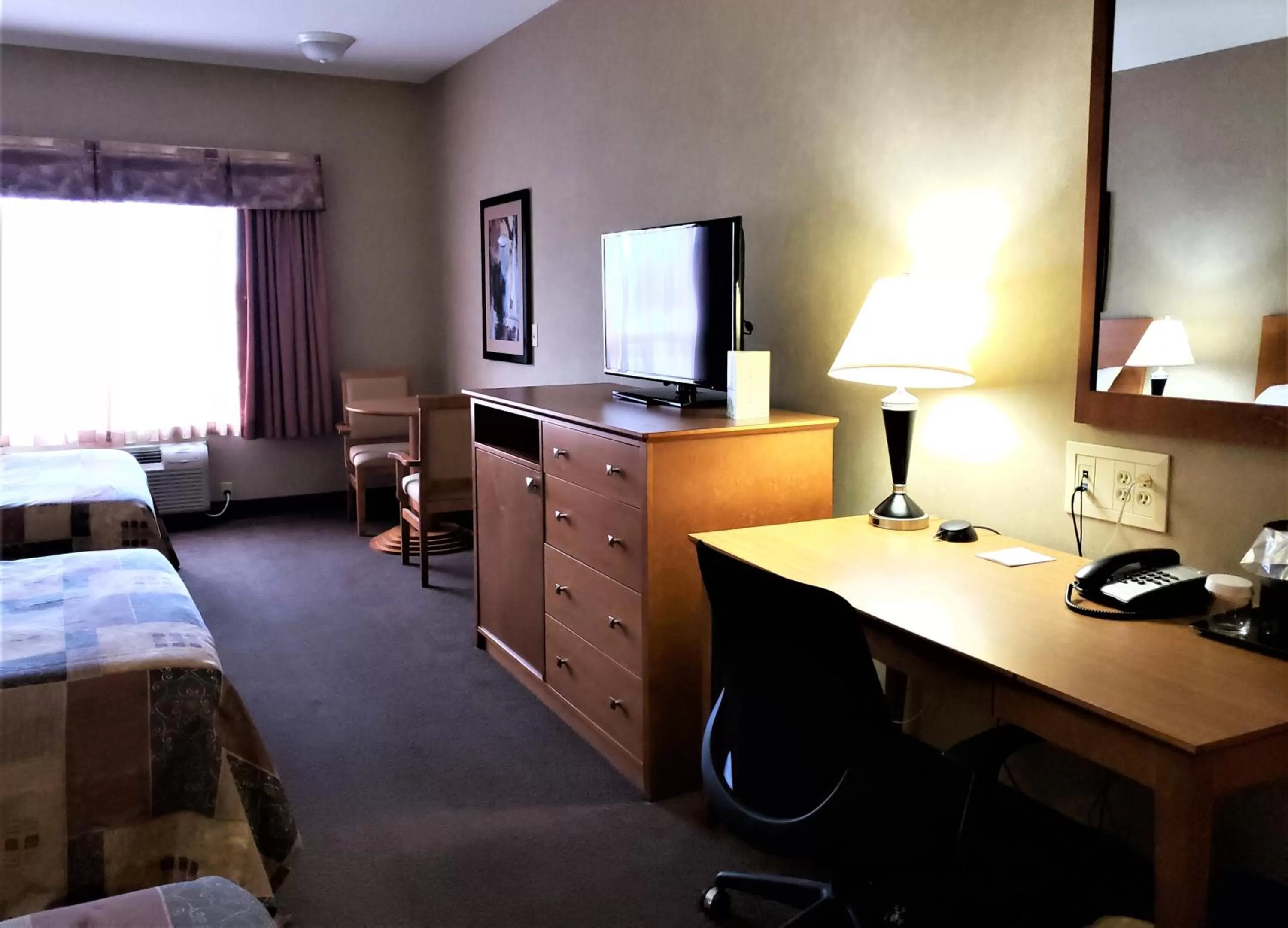 Seating area, Bed in Canalta Stettler