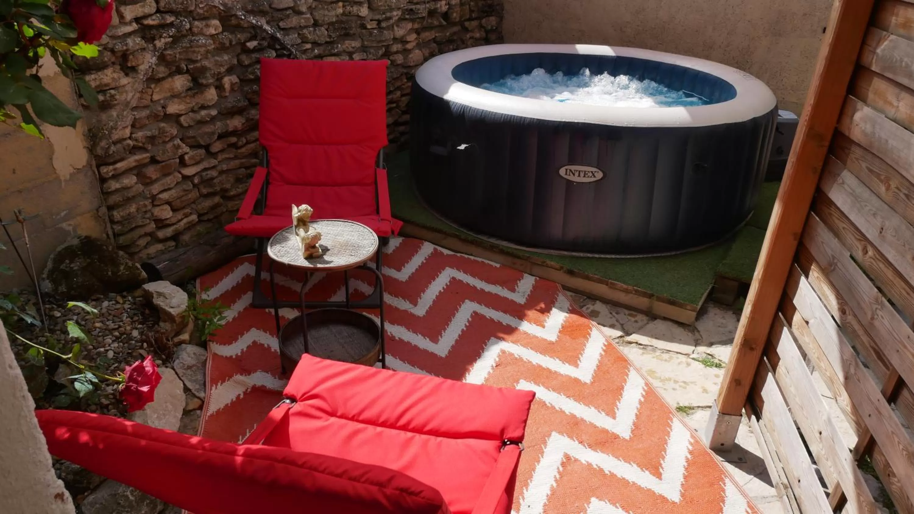 Hot Tub in MAS MAURANE-Chambre d'hôte avec SPA privé aux portes d'ARLES