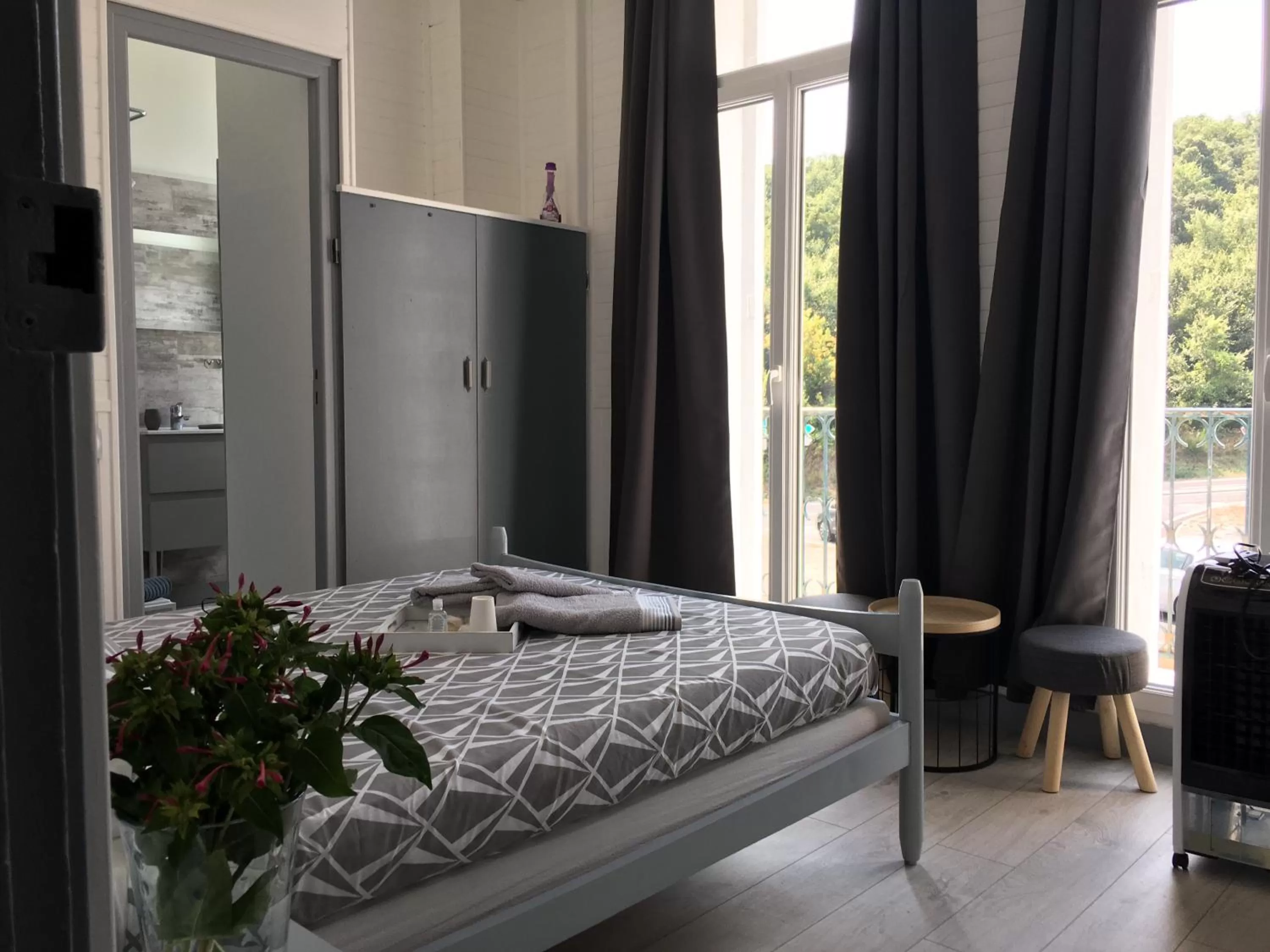 Photo of the whole room, Bed in Auberge du Chêne