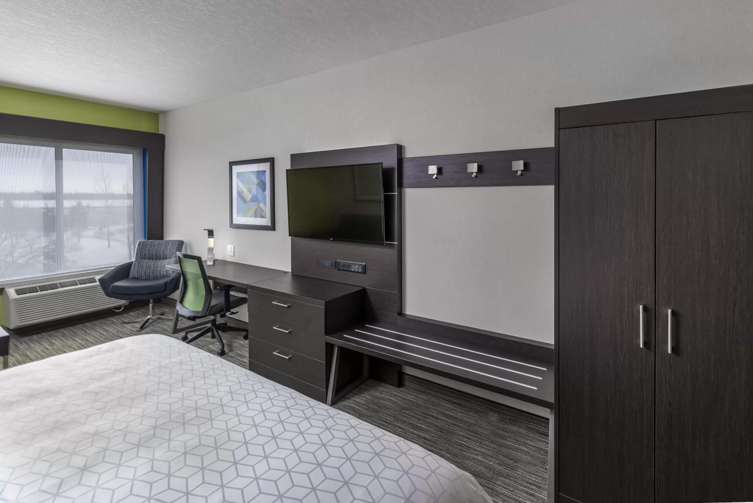 Deluxe King Room - Hearing Accessible with Bath Tub/Non-Smoking in Holiday Inn Express & Suites Kelowna - East, an IHG Hotel