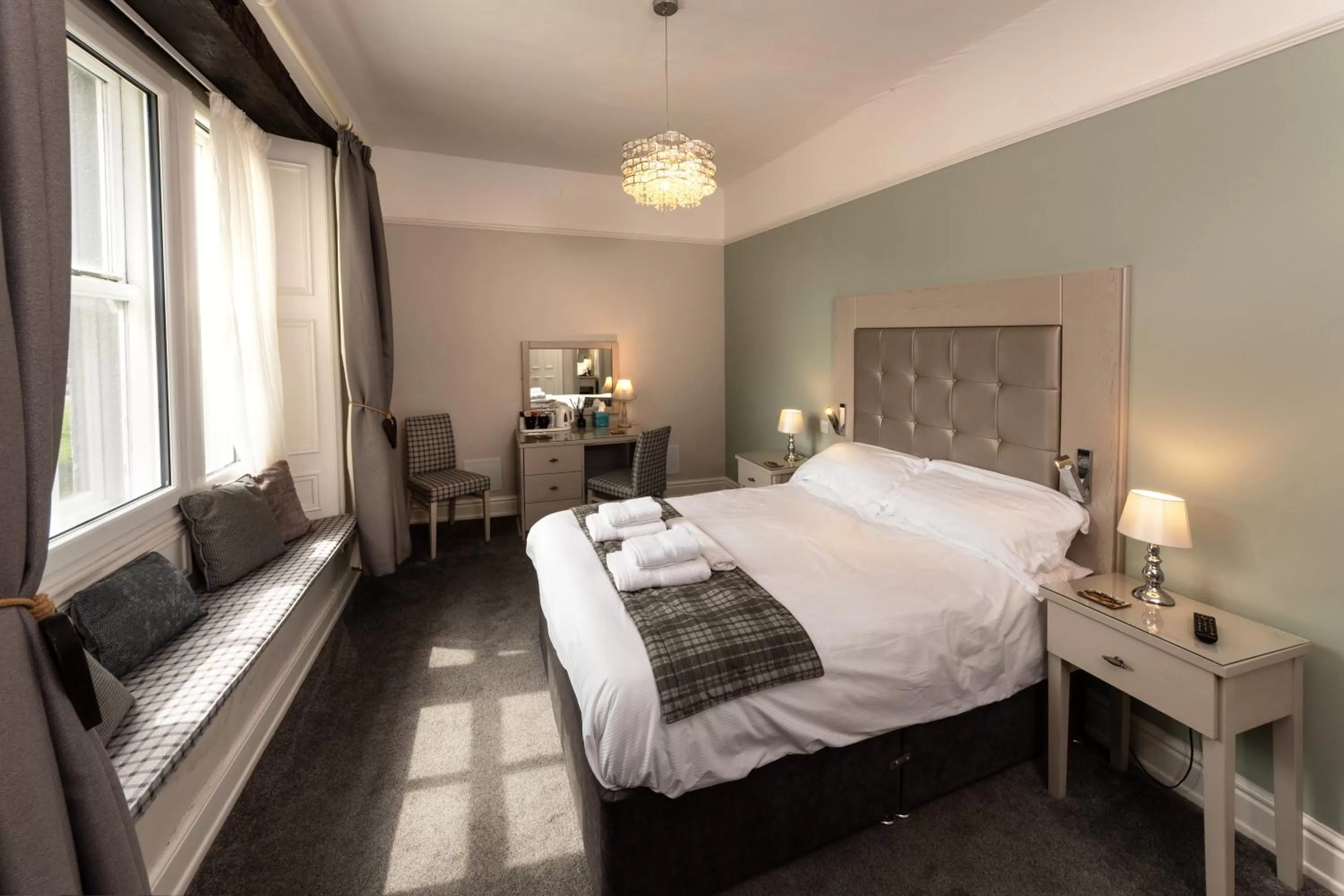 Bedroom, Bed in Maypole Inn