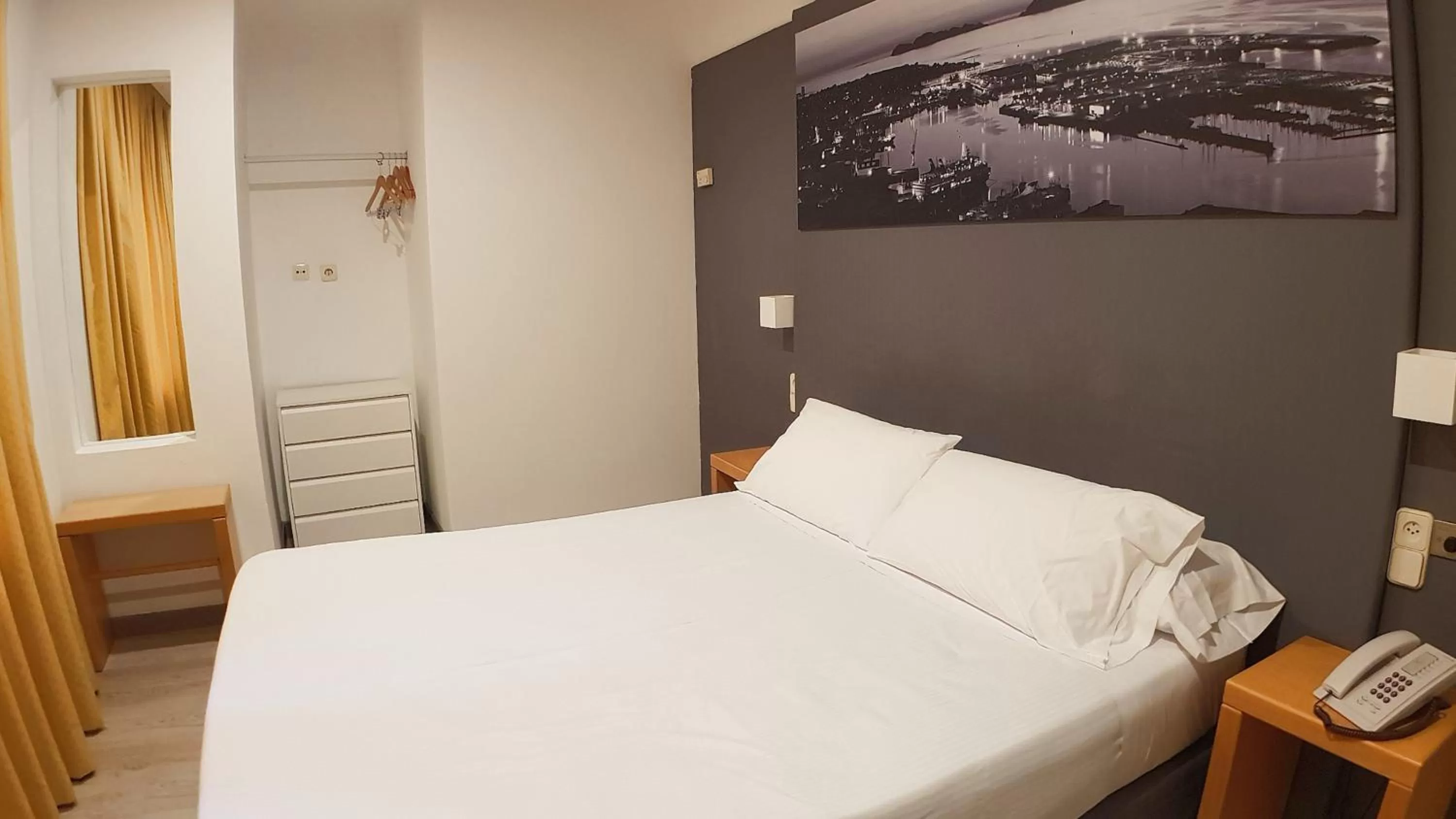 Bed in Hotel del Mar Vigo