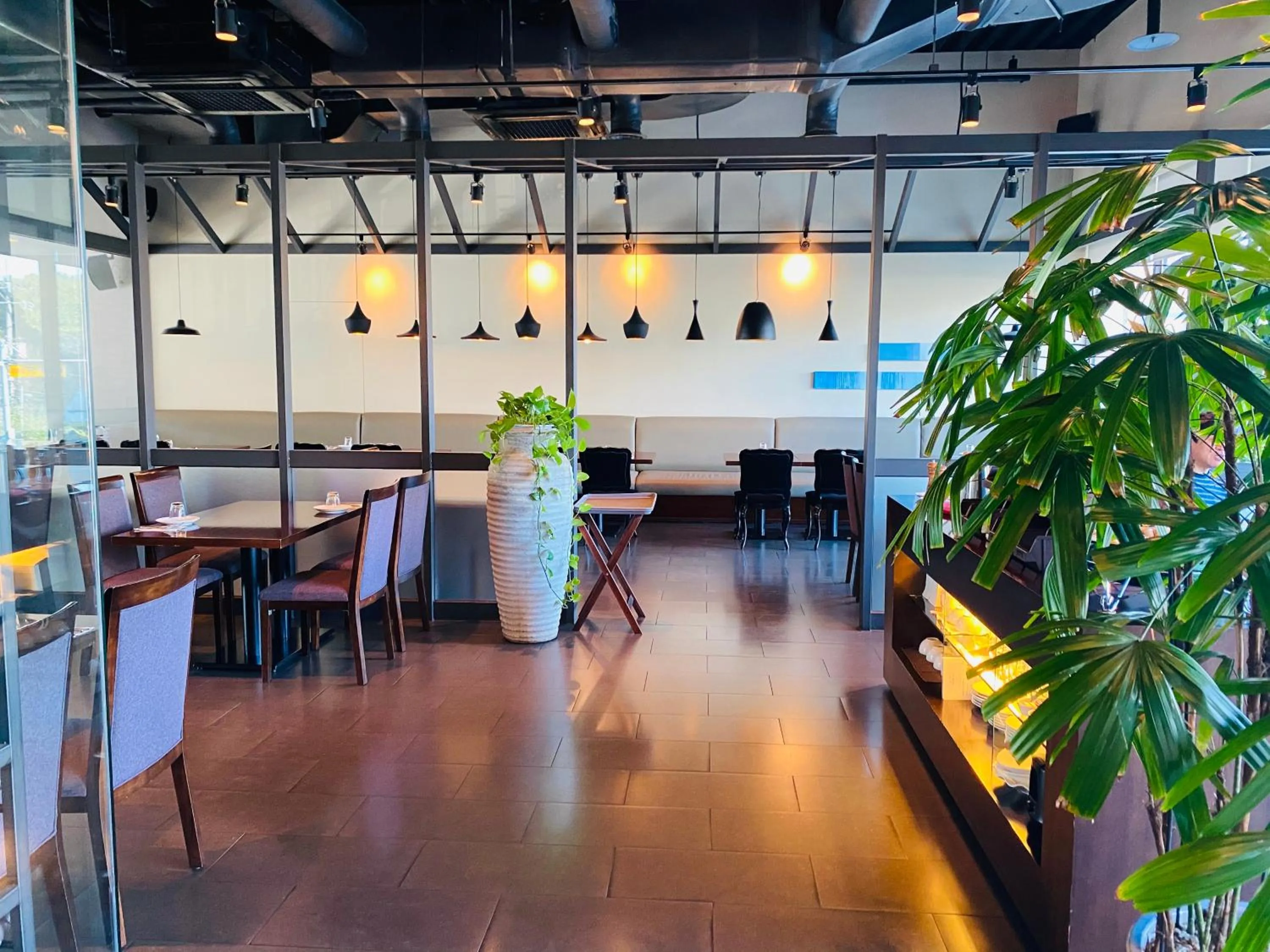 Restaurant/places to eat in Hotel Avenue