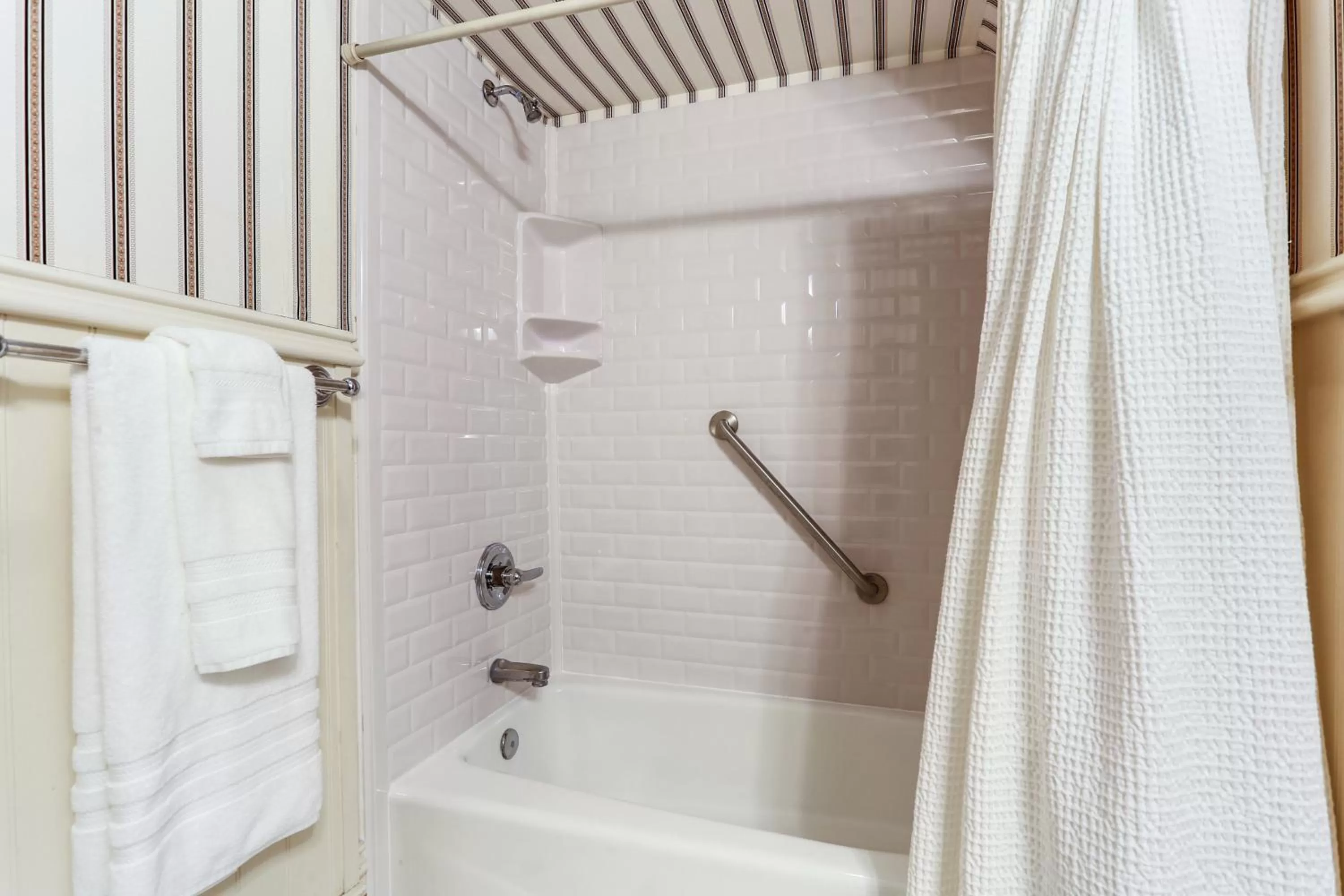 Bathroom in Maison Perrier Bed & Breakfast