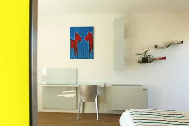 Seating area, TV/Entertainment Center in Le Jour et la Nuit, Maison d'hôtes