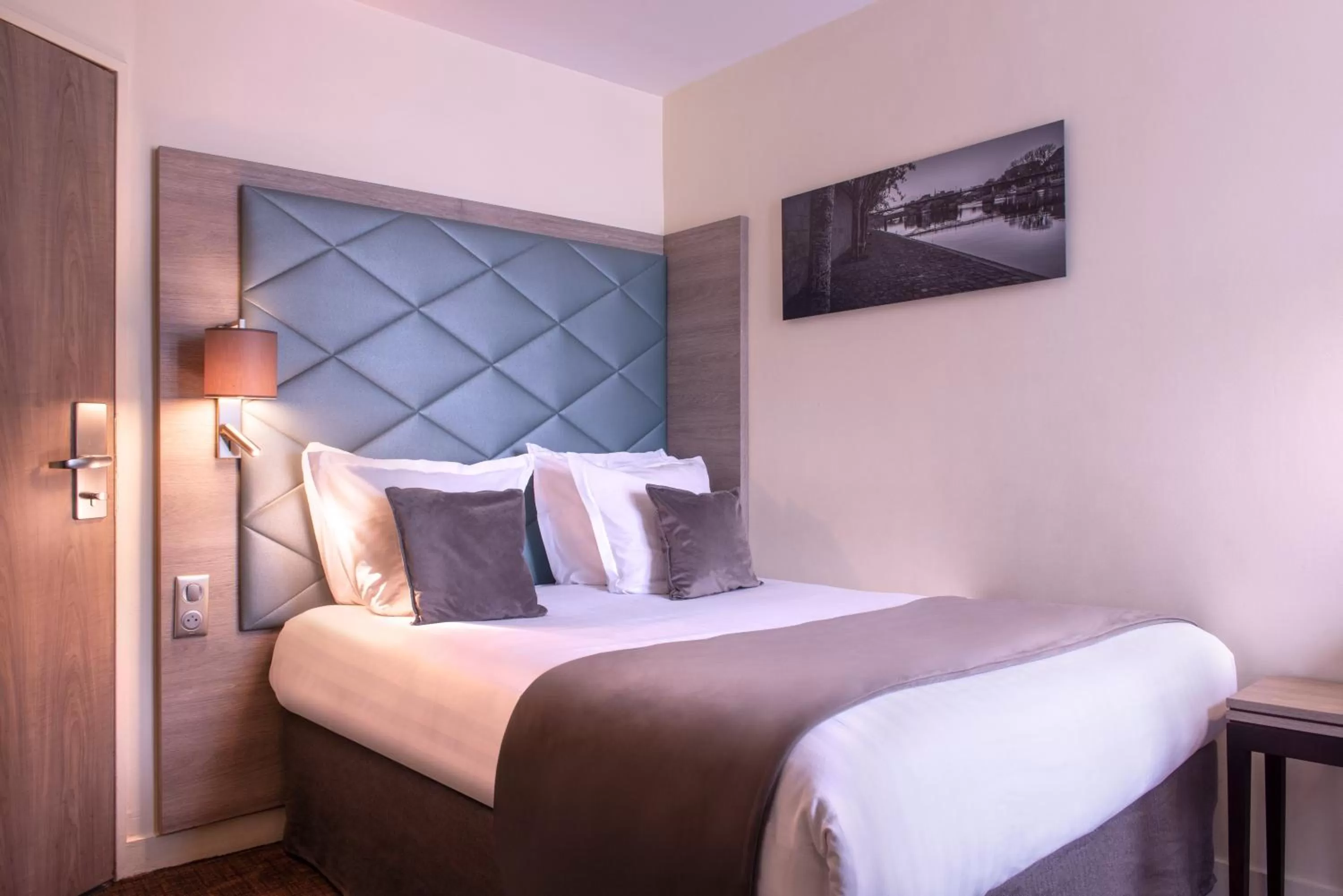 Bedroom, Bed in Hôtel Aston Paris