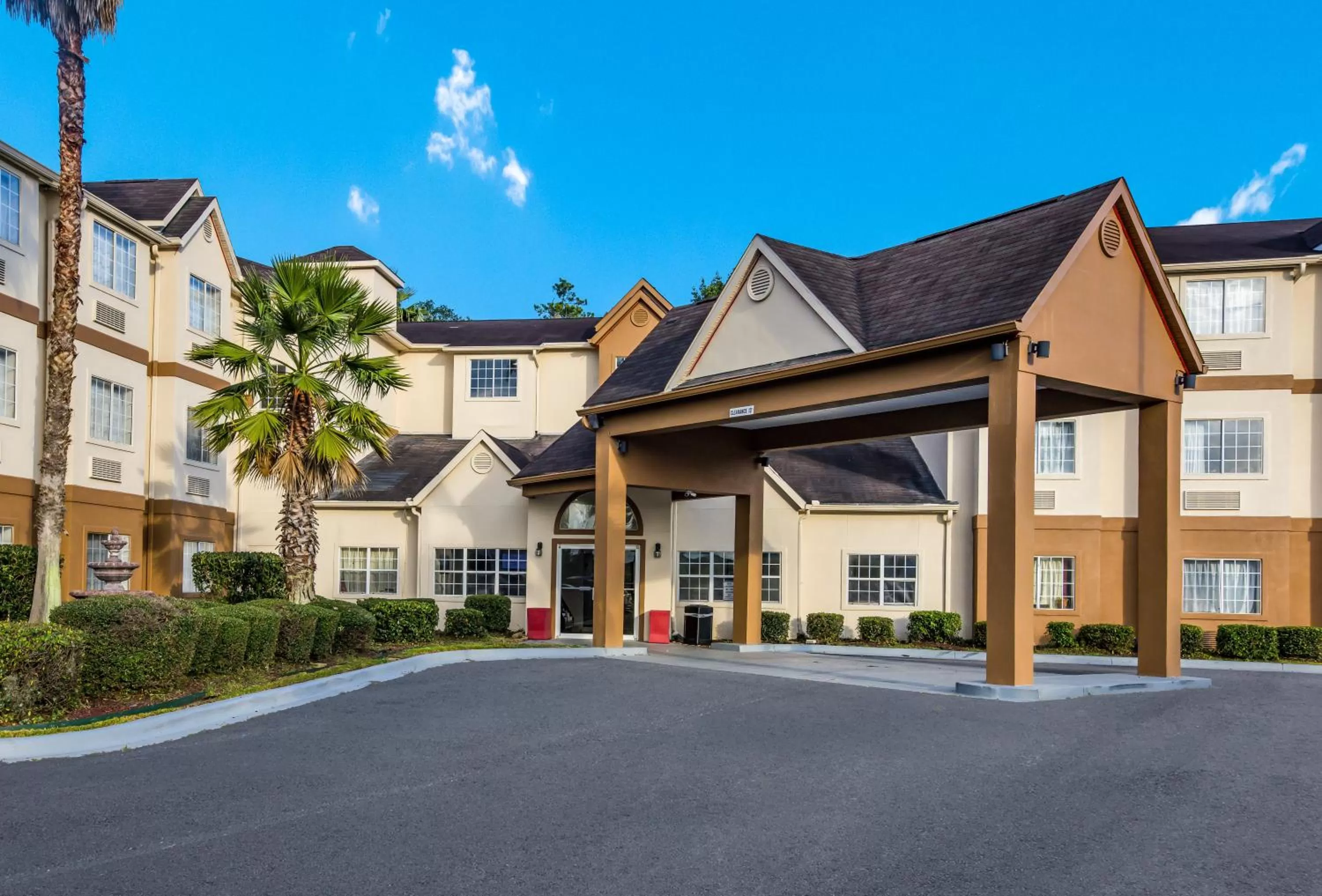 Property building in Red Roof Inn PLUS+ & Suites Savannah – I-95