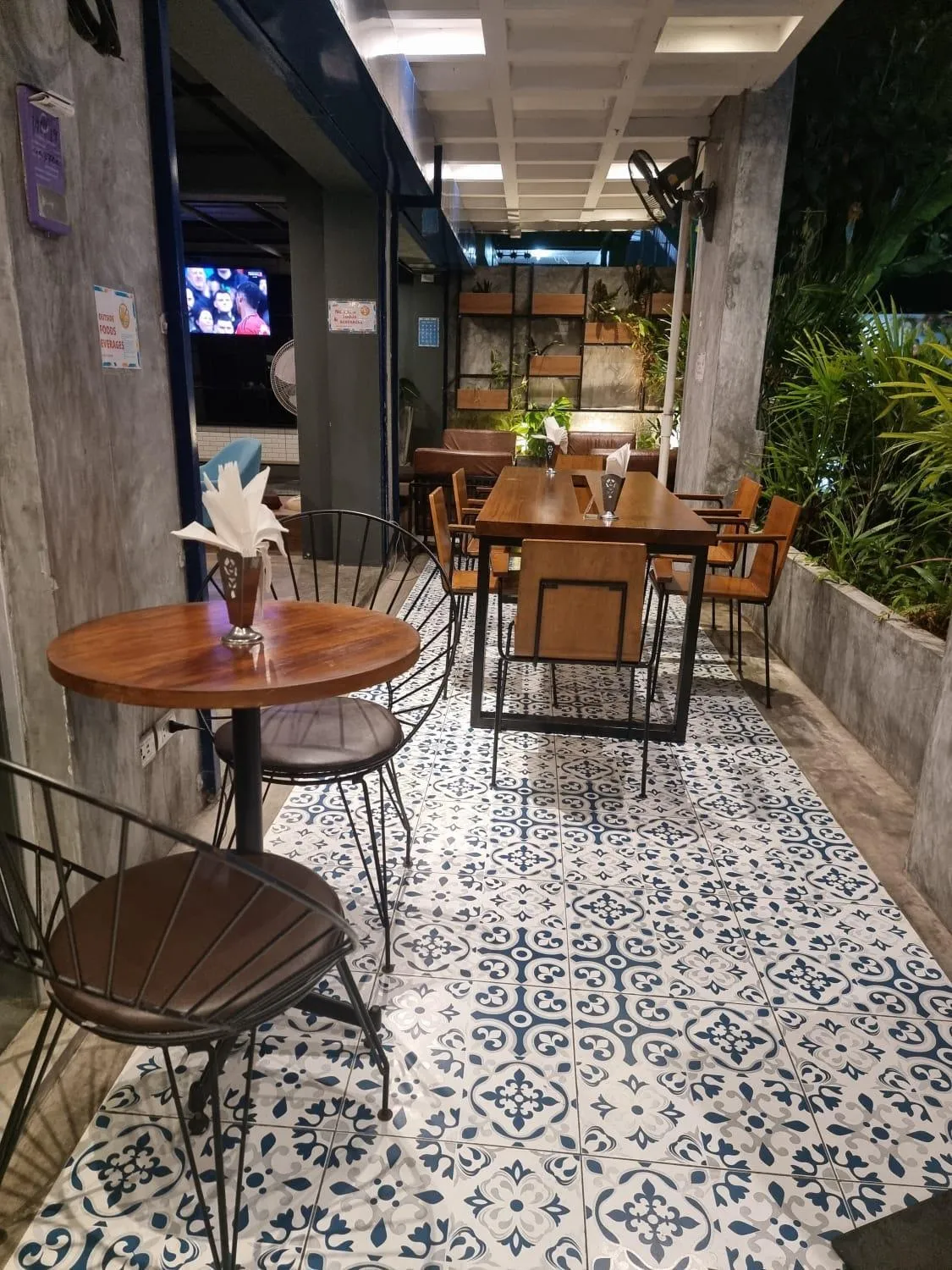 Restaurant/places to eat in BH Baan Paradise Hotel Patong