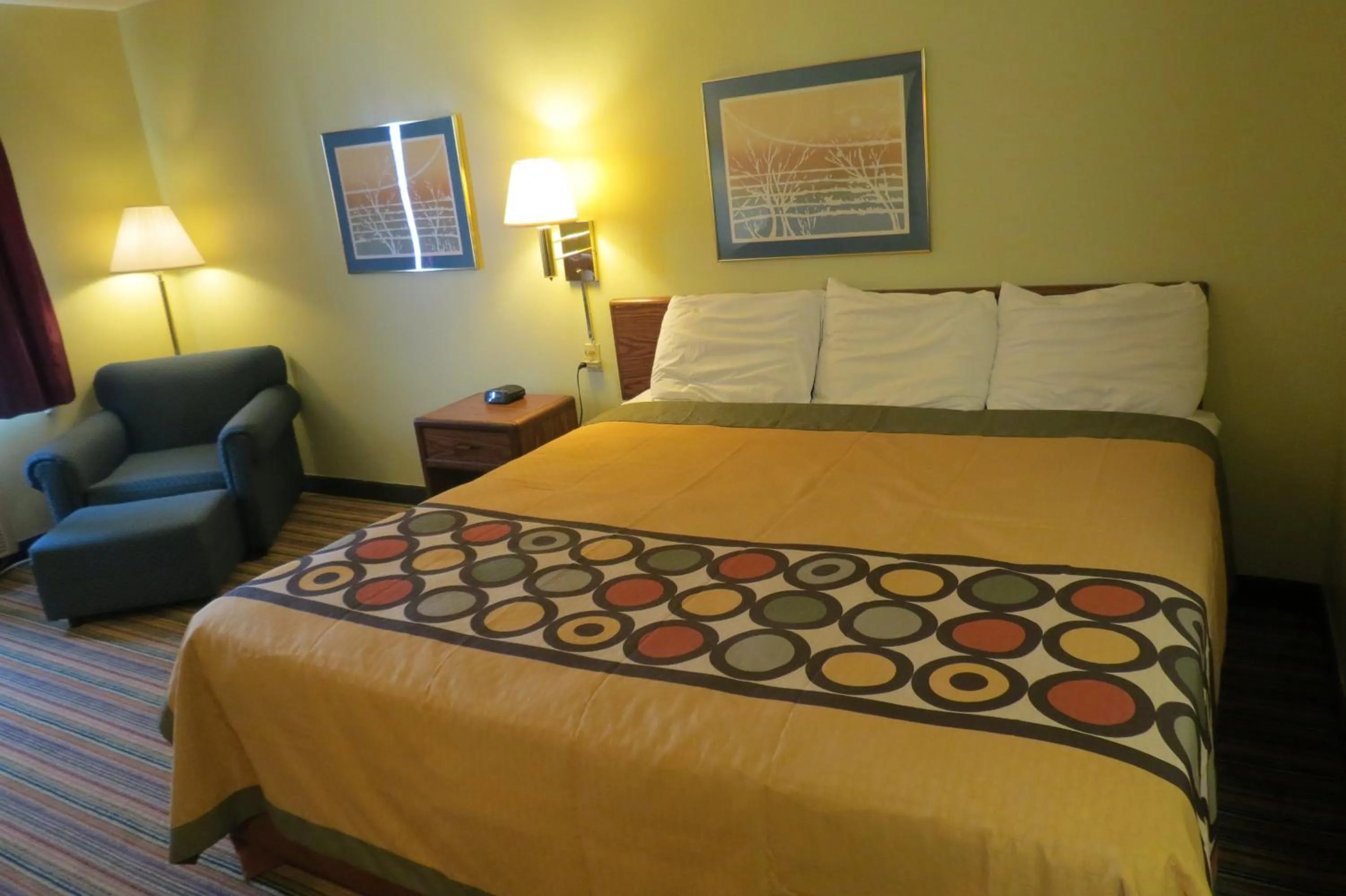 Queen Suite - Non-Smoking in Super 8 by Wyndham Evansville East