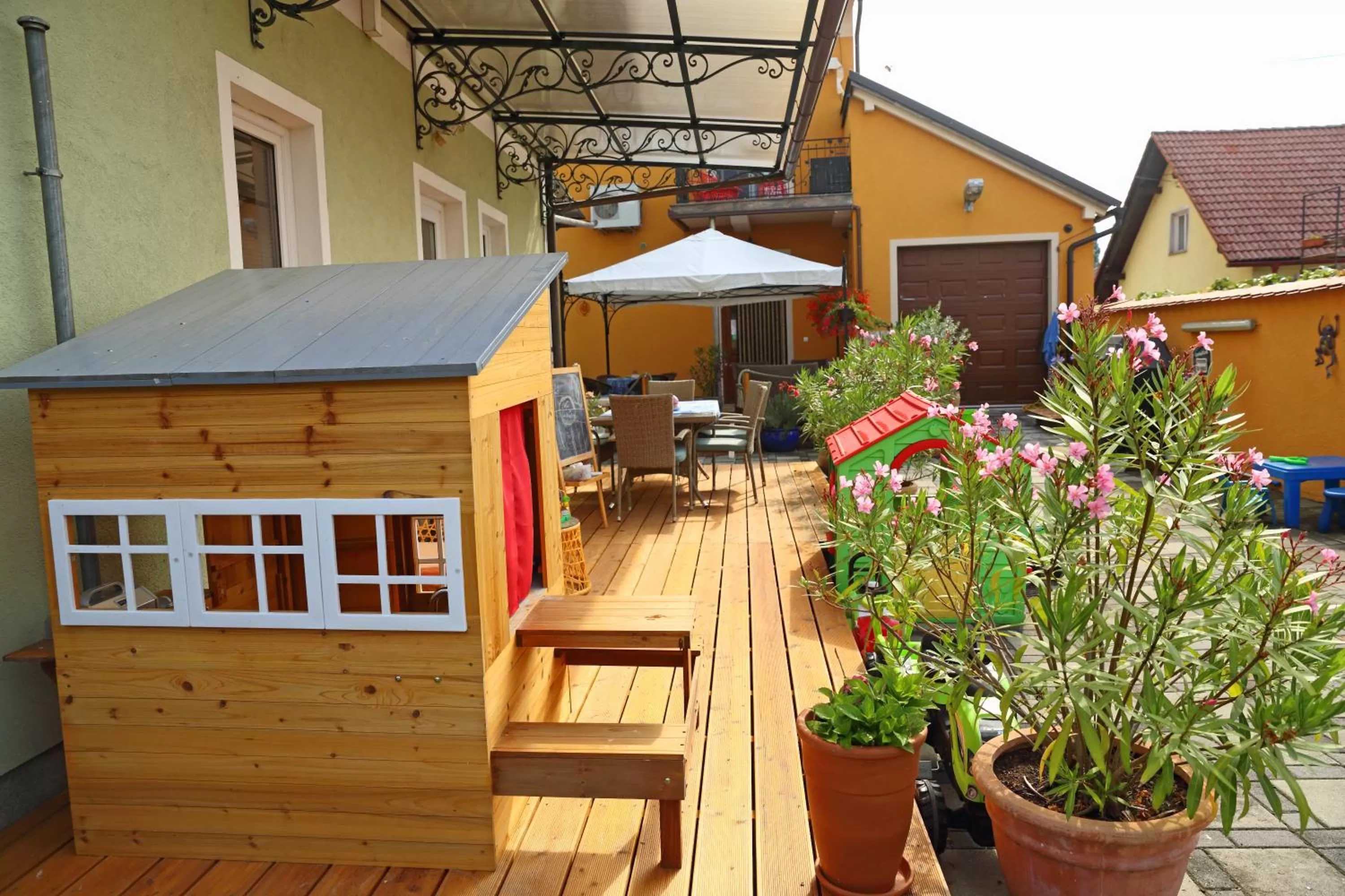 Property Building in Hostel Sonce