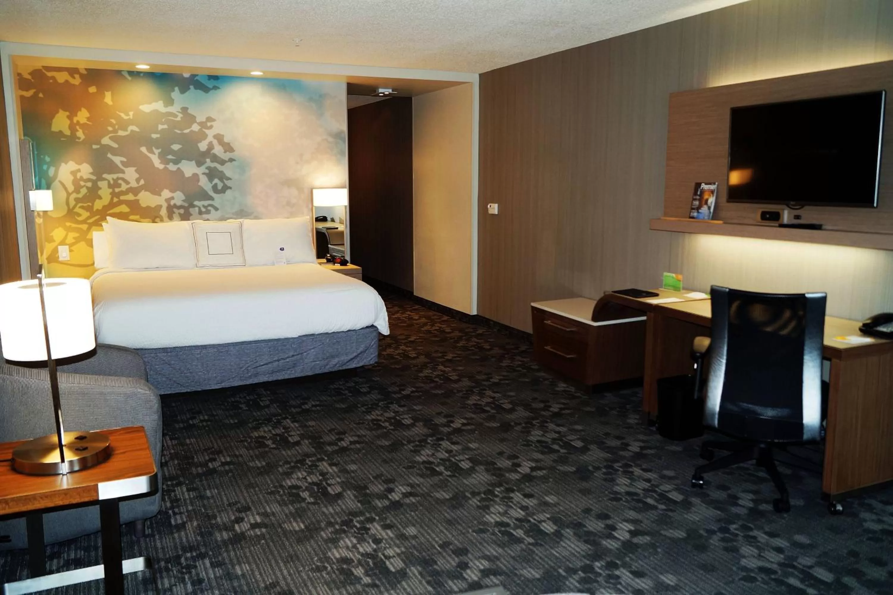 Bedroom in Courtyard by Marriott Philadelphia Bensalem