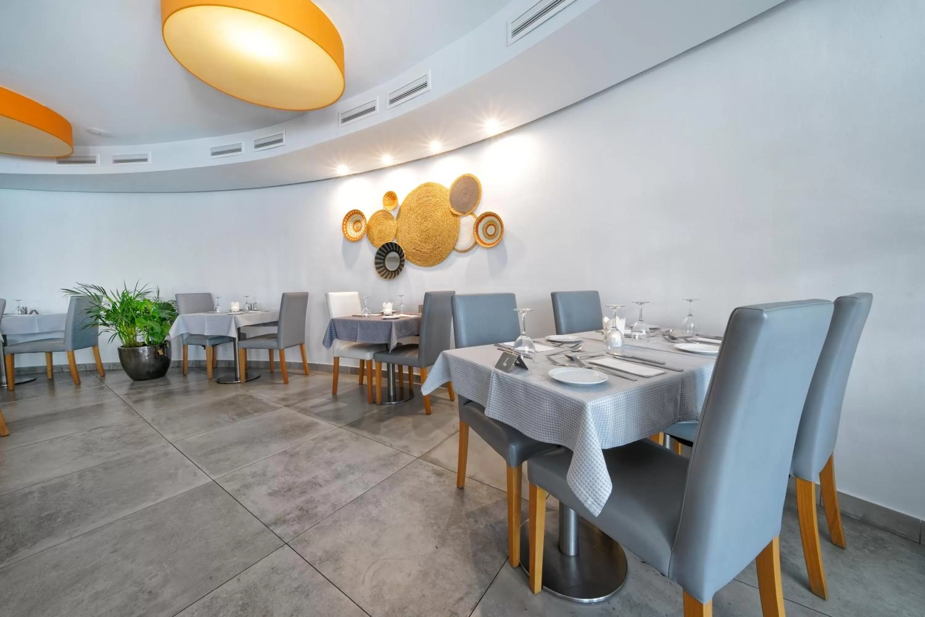 Restaurant/places to eat in Aqua Suites