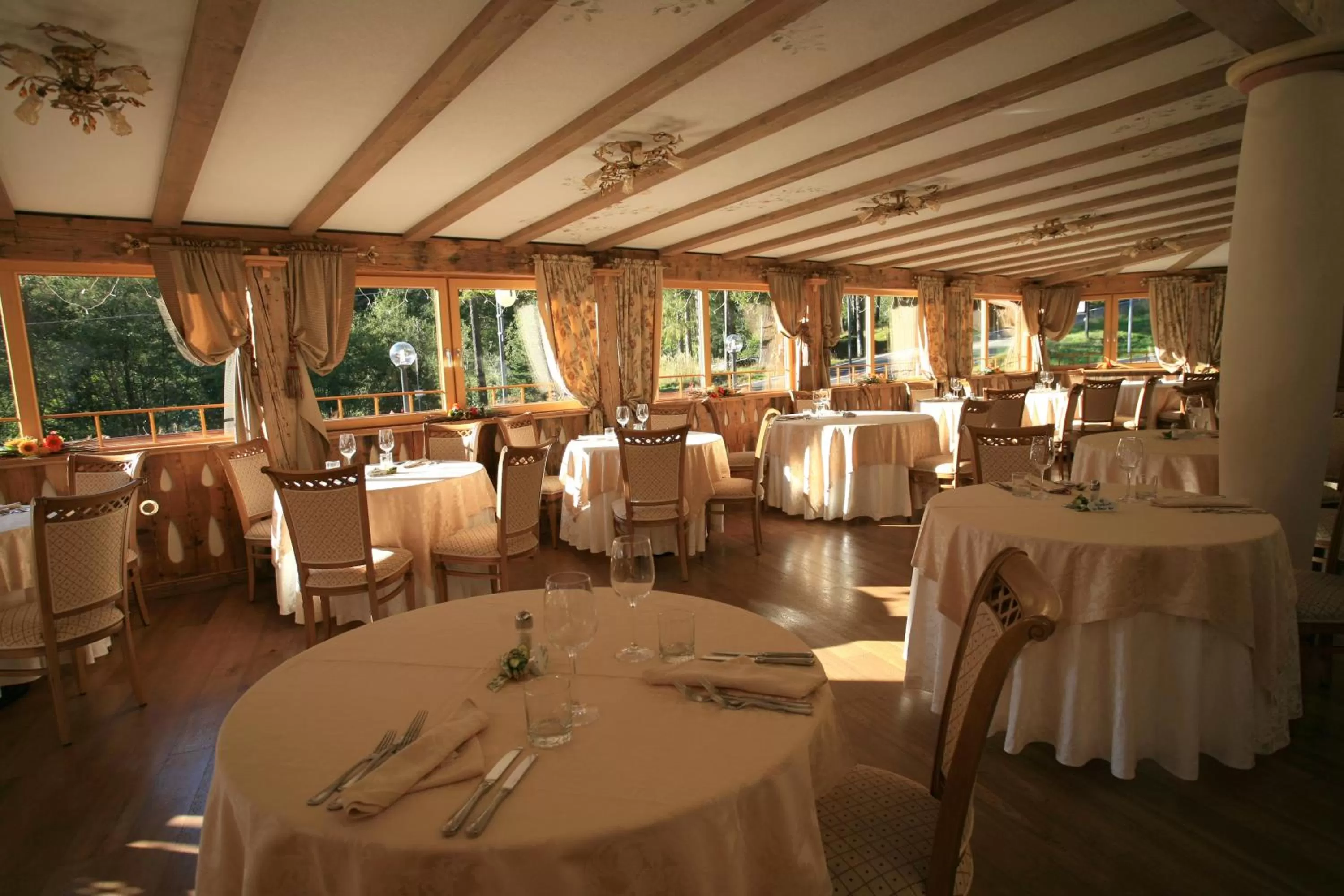 Restaurant/places to eat in Hotel Shandranj