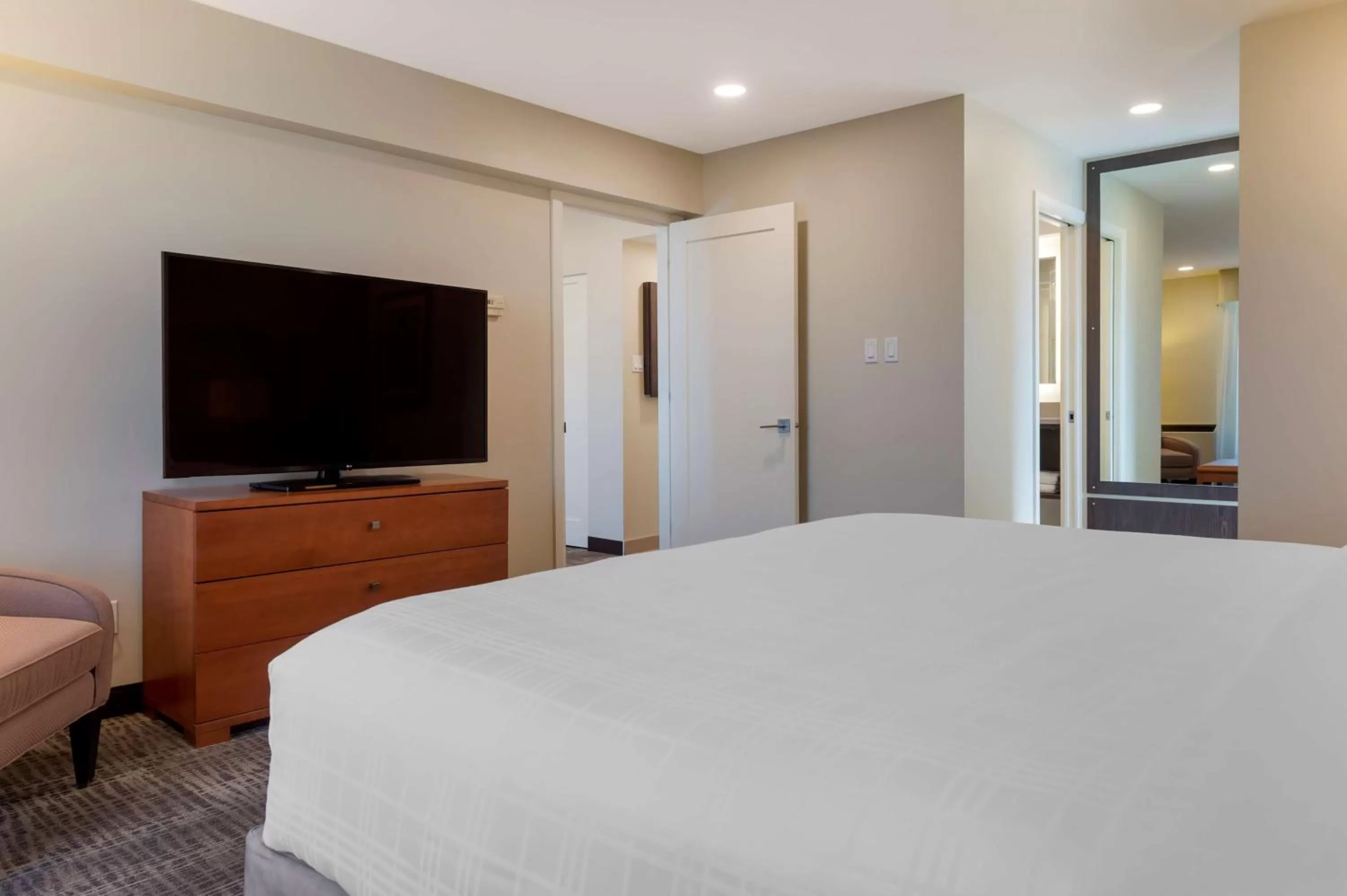 Photo of the whole room, Bed in Best Western Plus Gatineau-Ottawa Downtown