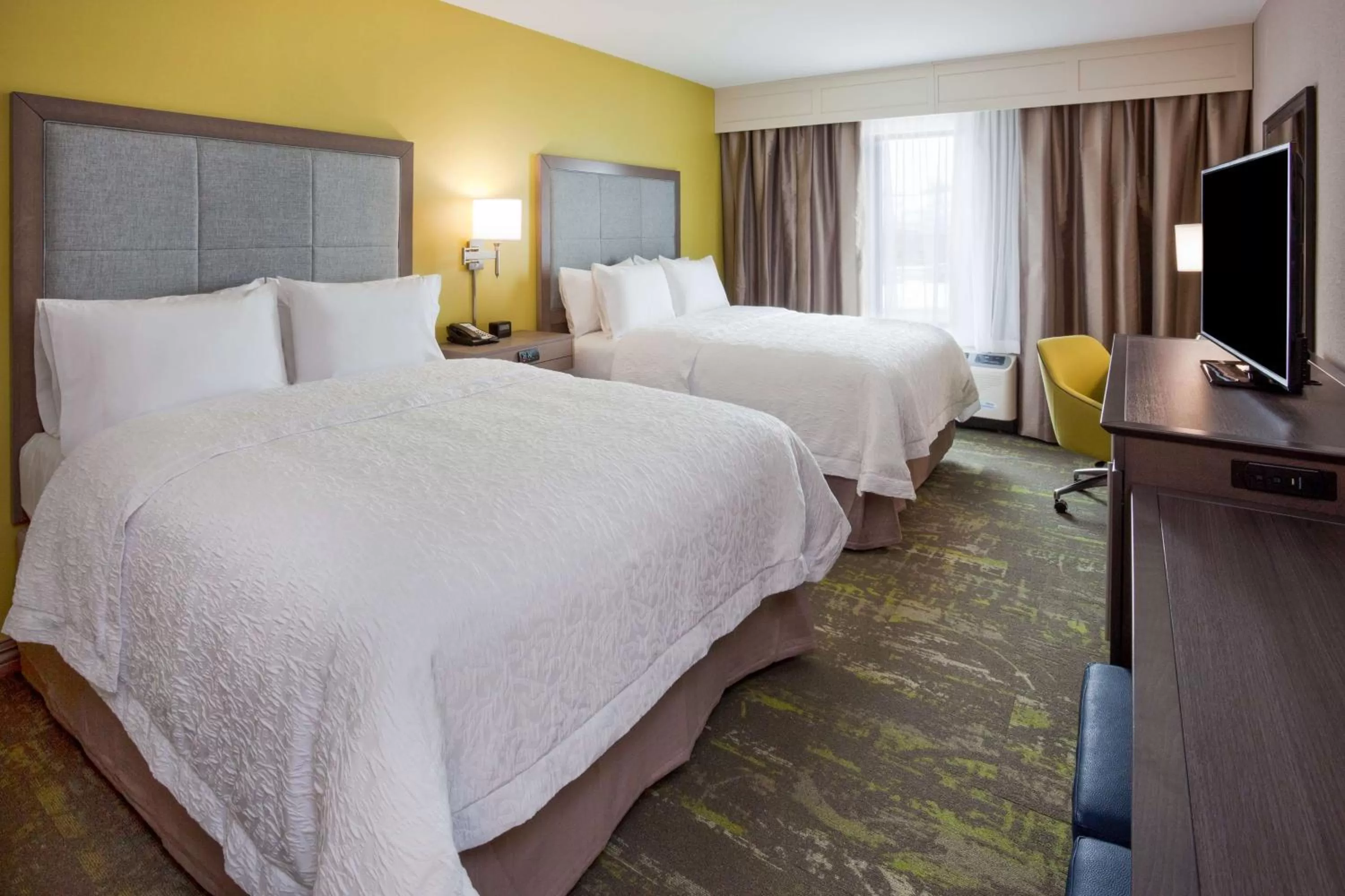 Bed in Hampton Inn & Suites Sioux City South, IA