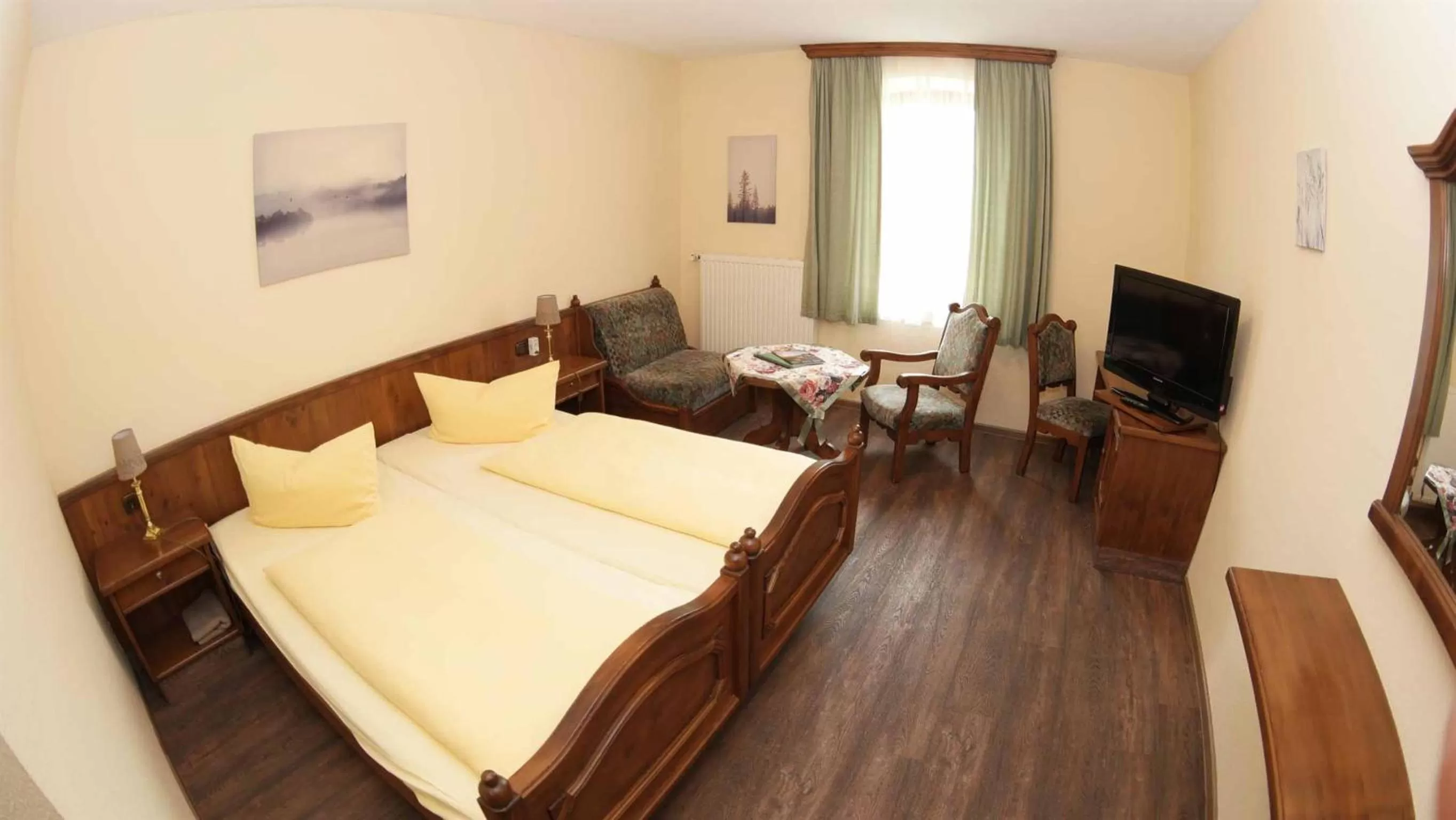 Photo of the whole room, Bed in Hotel und Restaurant Rittergut Kreipitzsch