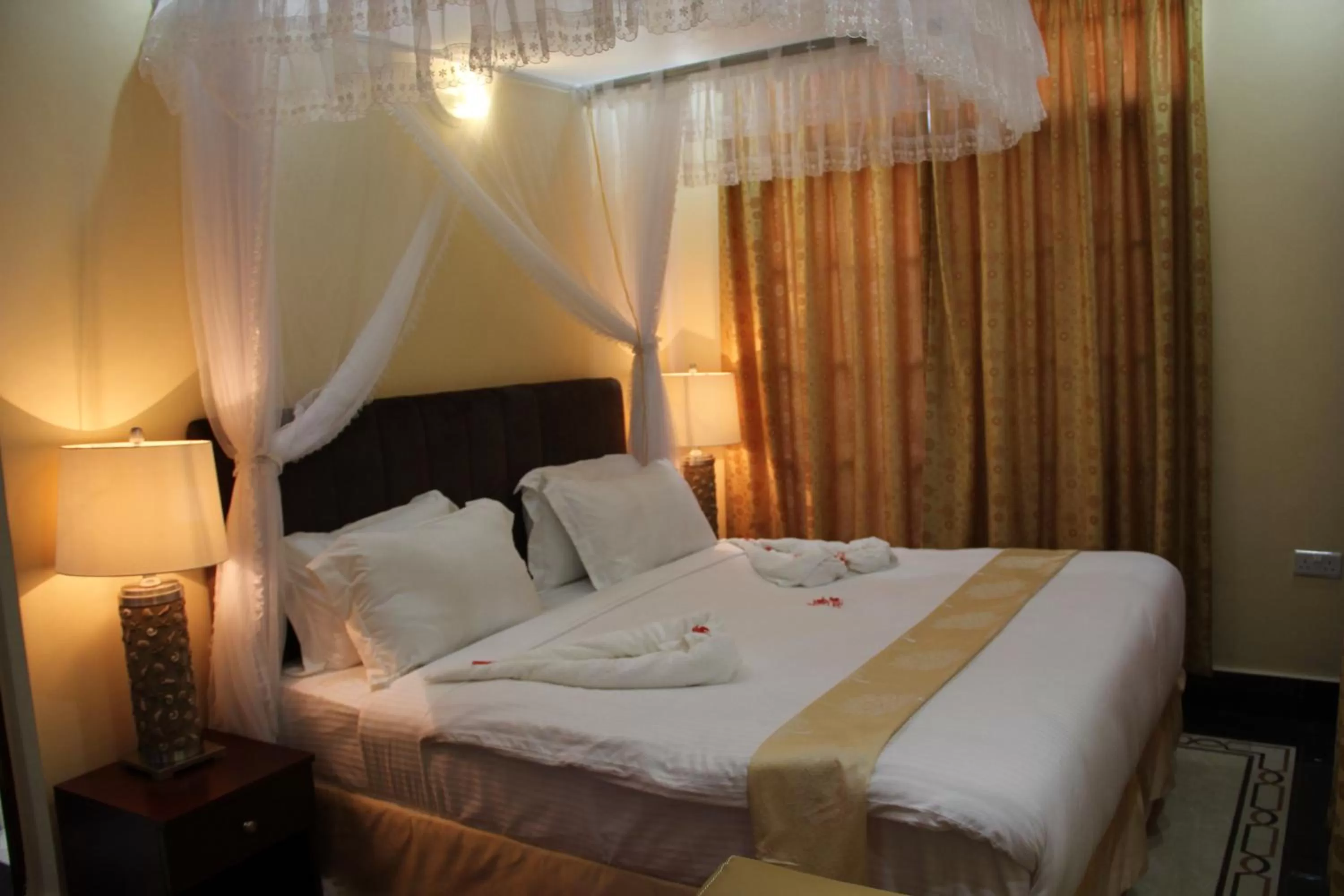 Bed in Lantana Hotel