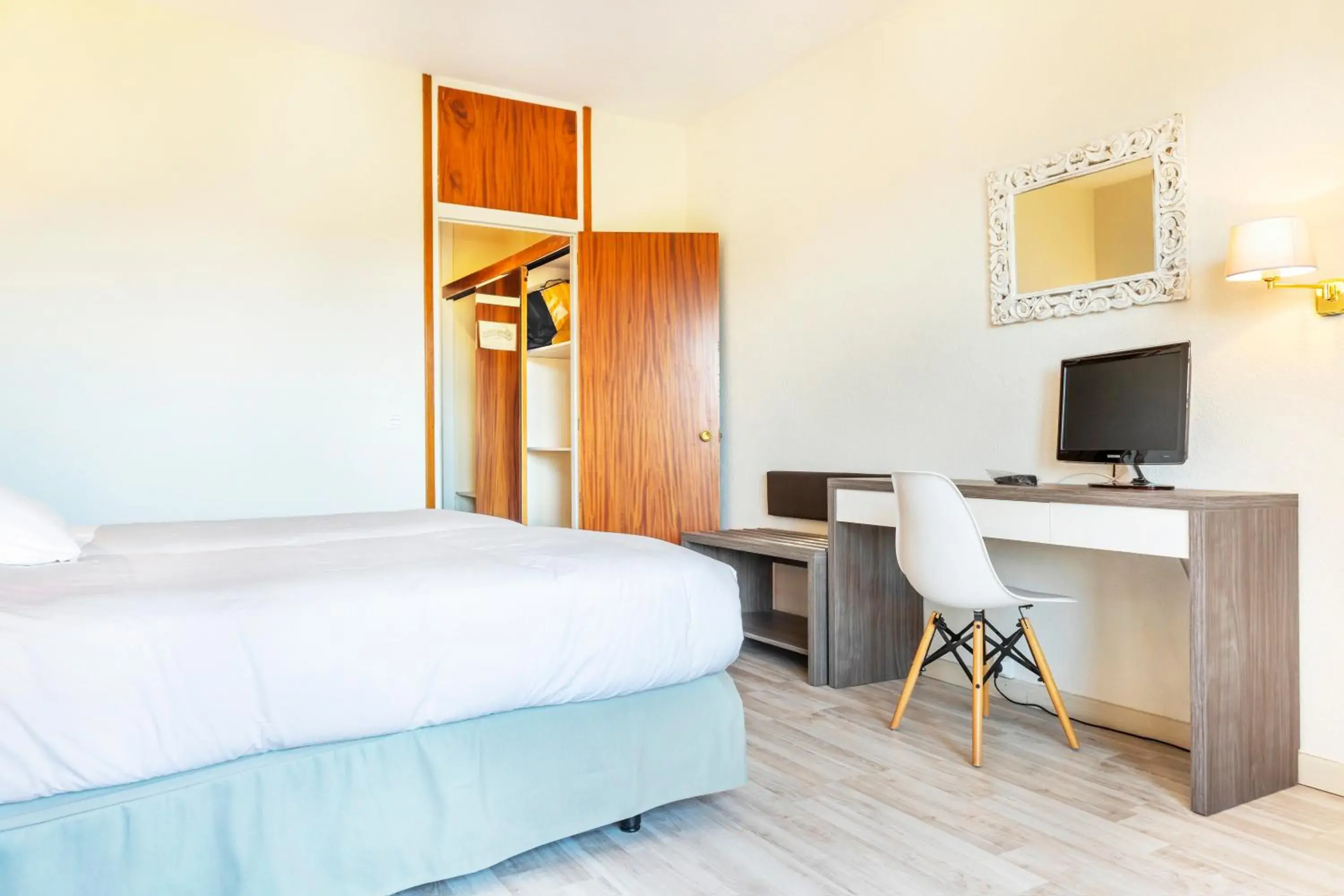 Double Room with Extra Bed in Hotel Vejo Double Room with Extra Bed in Hotel Vejo