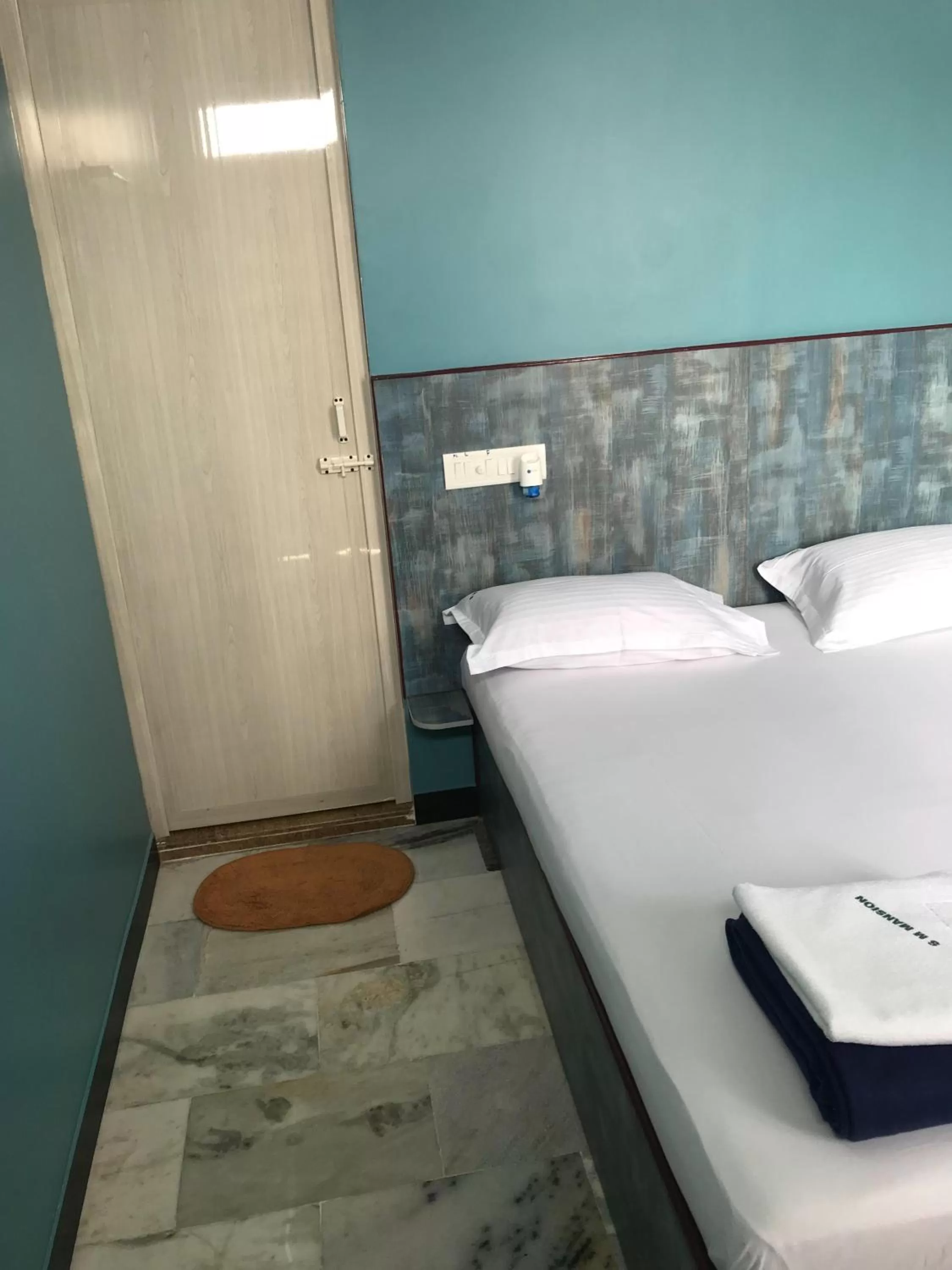 Property building, Bed in SM MANSION near Harbour & High court