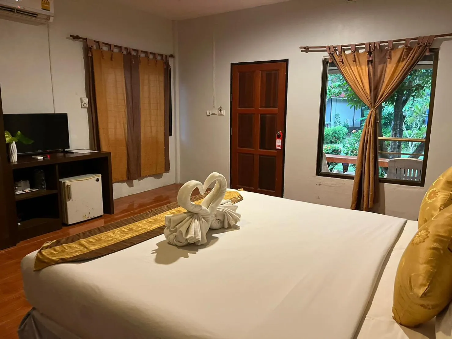 Bed in Lanta Nice Beach Resort - SHA Extra Plus