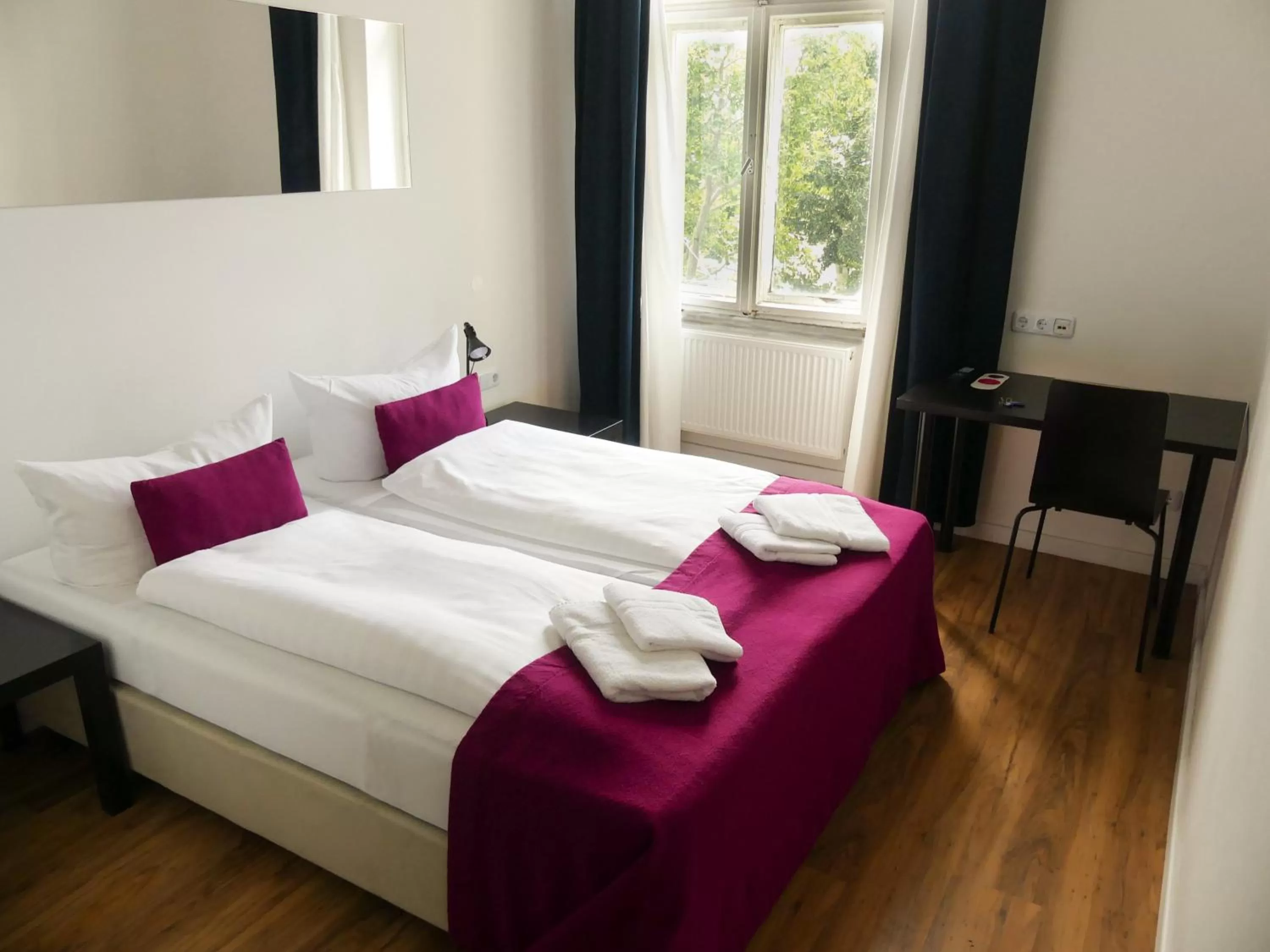 Photo of the whole room, Bed in Goldmarie